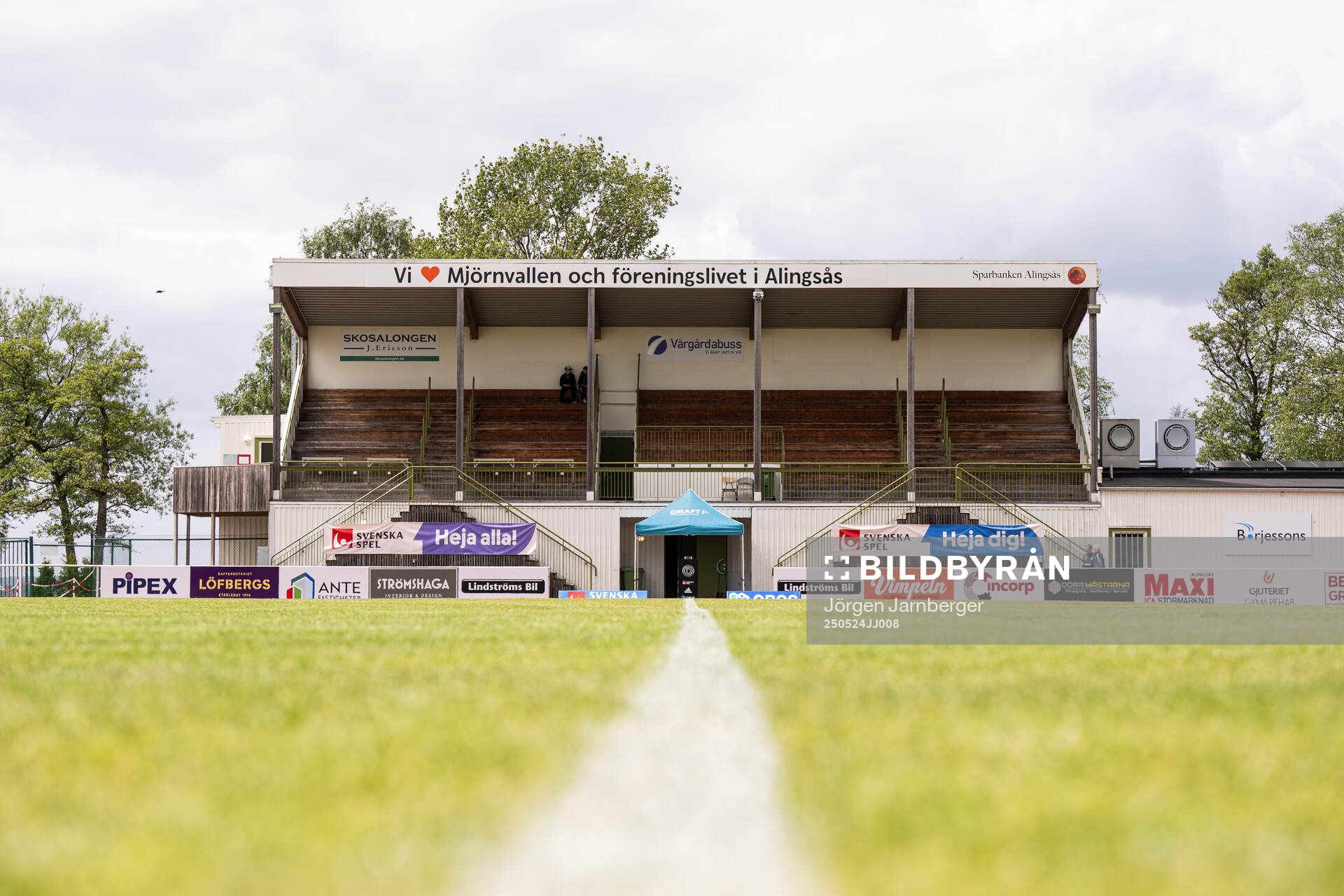 Huvudläktaren på Mjörnvallen inför fotbollsmatchen i Damallsvenskan mellan Alingsås och IFK Norrköping den 24 maj 2025 i Alingsås.