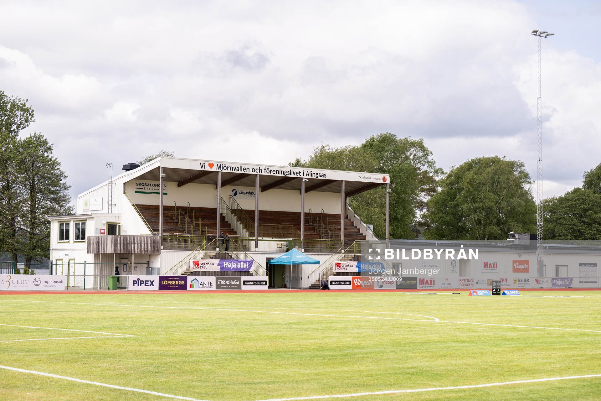 Huvudläktaren på Mjörnvallen inför fotbollsmatchen i Damallsvenskan mellan Alingsås och IFK Norrköping den 24 maj 2025 i Alingsås.