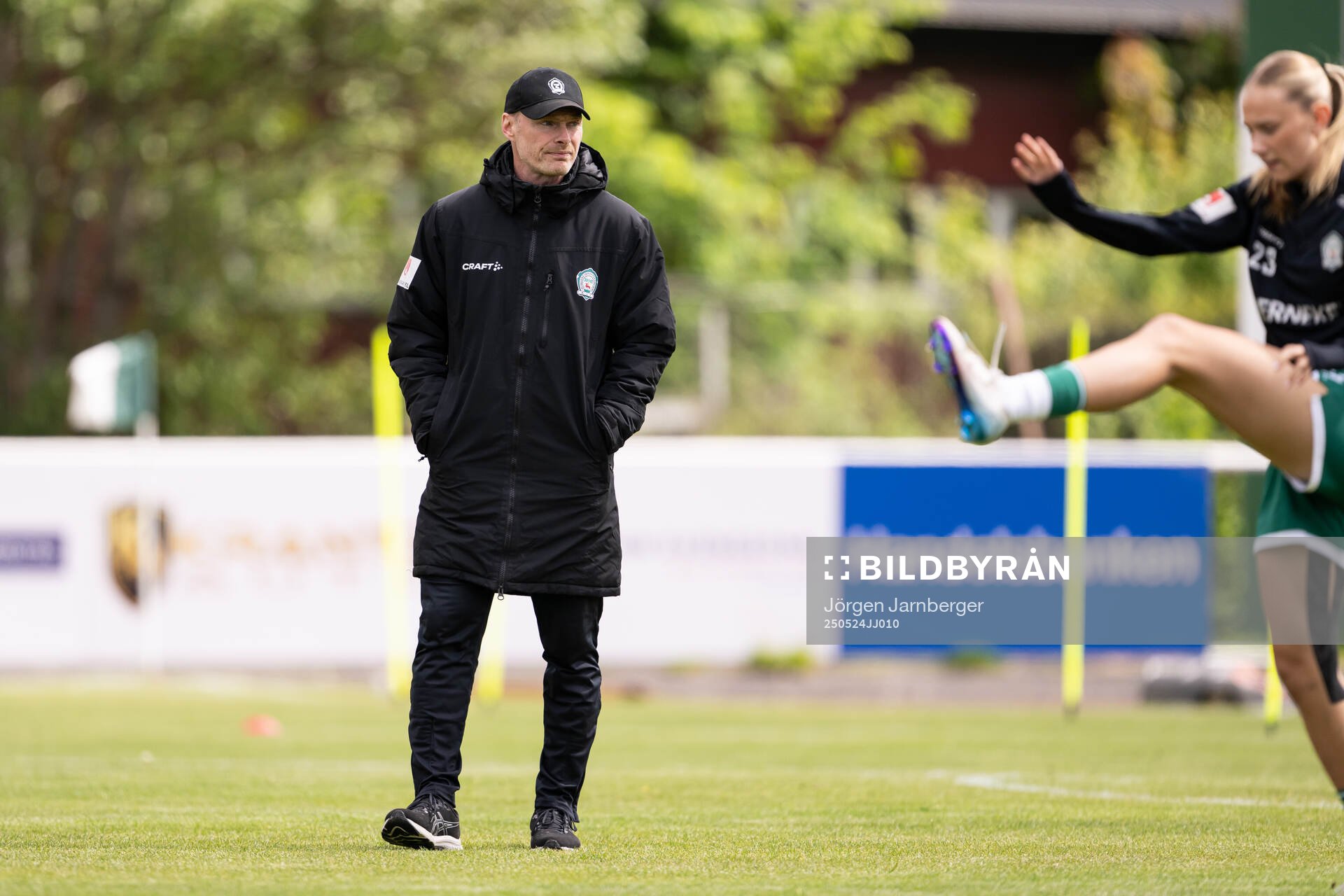 Alingsås tränare Per-Olov Häggström under uppvärmningen inför fotbollsmatchen i Damallsvenskan mellan Alingsås och IFK Norrköping den 24 maj 2025 i Alingsås.