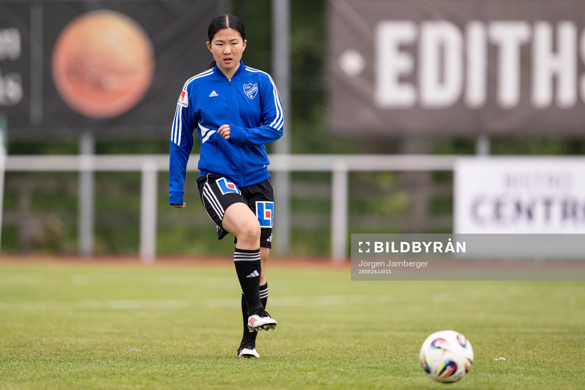 IFK Norrköpings Viktoria Veber under uppvärmningen inför fotbollsmatchen i Damallsvenskan mellan Alingsås och IFK Norrköping den 24 maj 2025 i Alingsås.