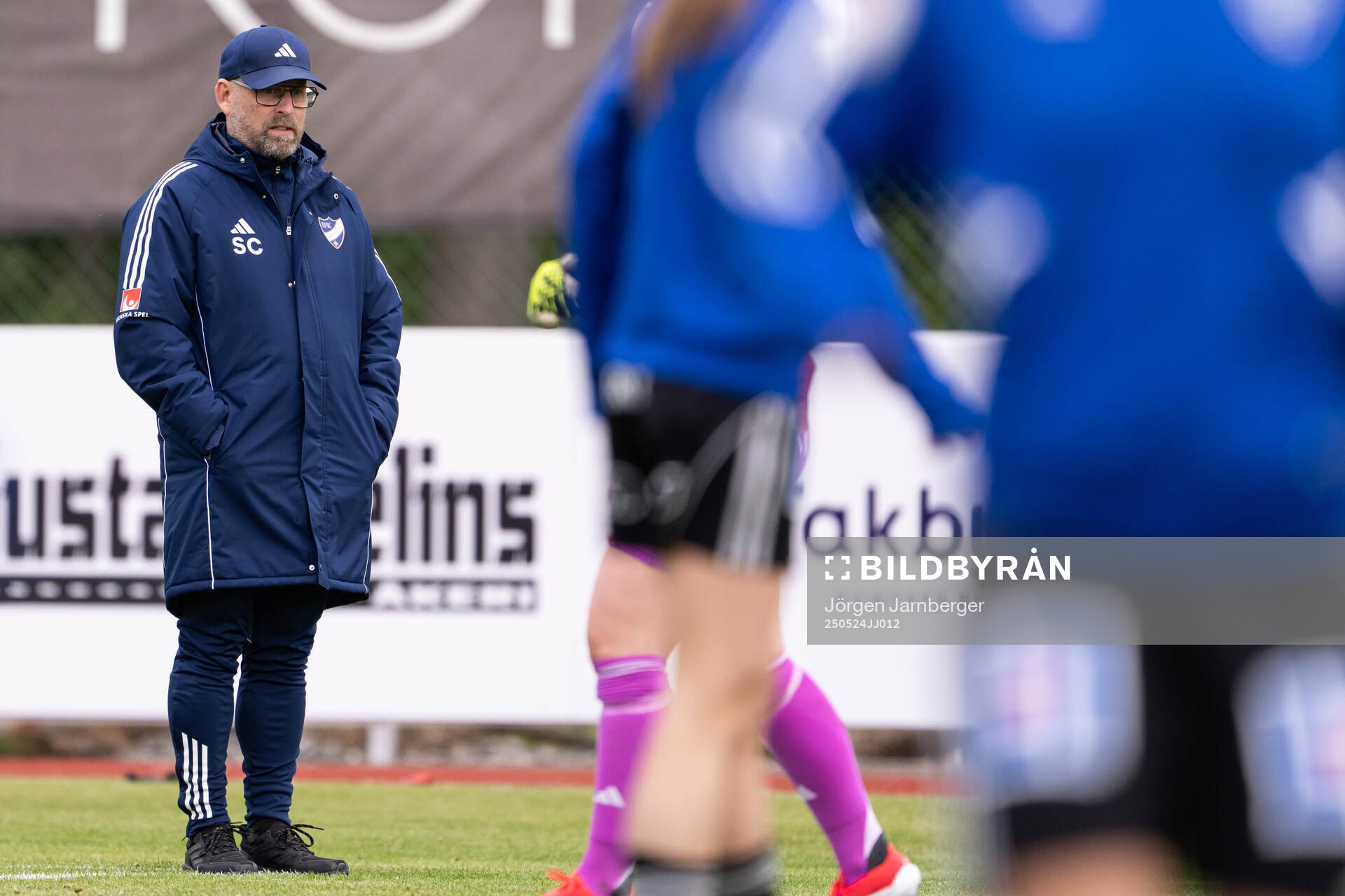IFK Norrköpings tränare Stellan Carlsson under uppvärmningen inför fotbollsmatchen i Damallsvenskan mellan Alingsås och IFK Norrköping den 24 maj 2025 i Alingsås.