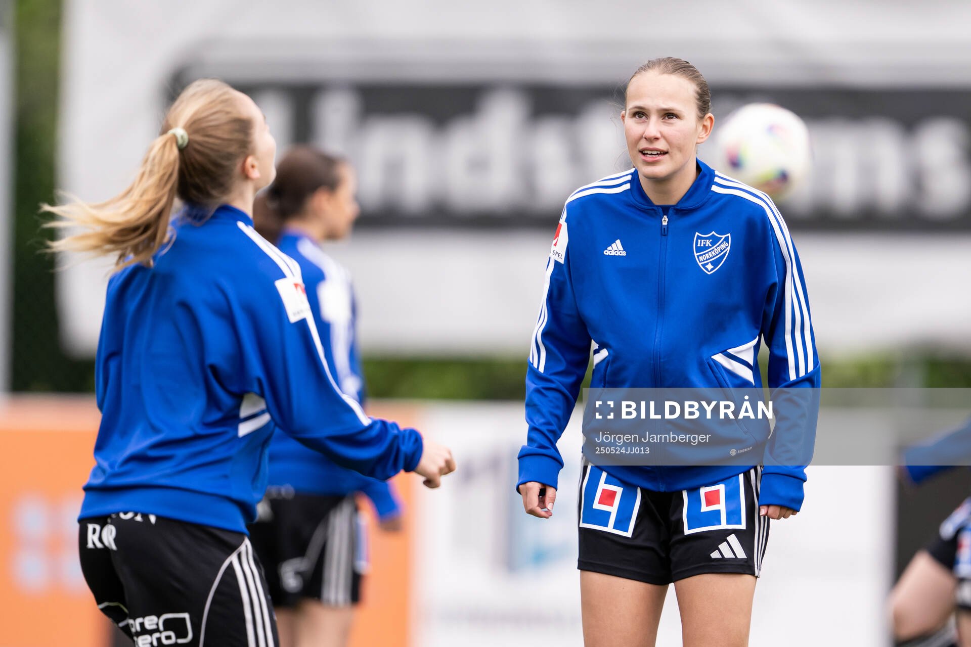 IFK Norrköpings Maja Regnås Valcic under uppvärmningen inför fotbollsmatchen i Damallsvenskan mellan Alingsås och IFK Norrköping den 24 maj 2025 i Alingsås.