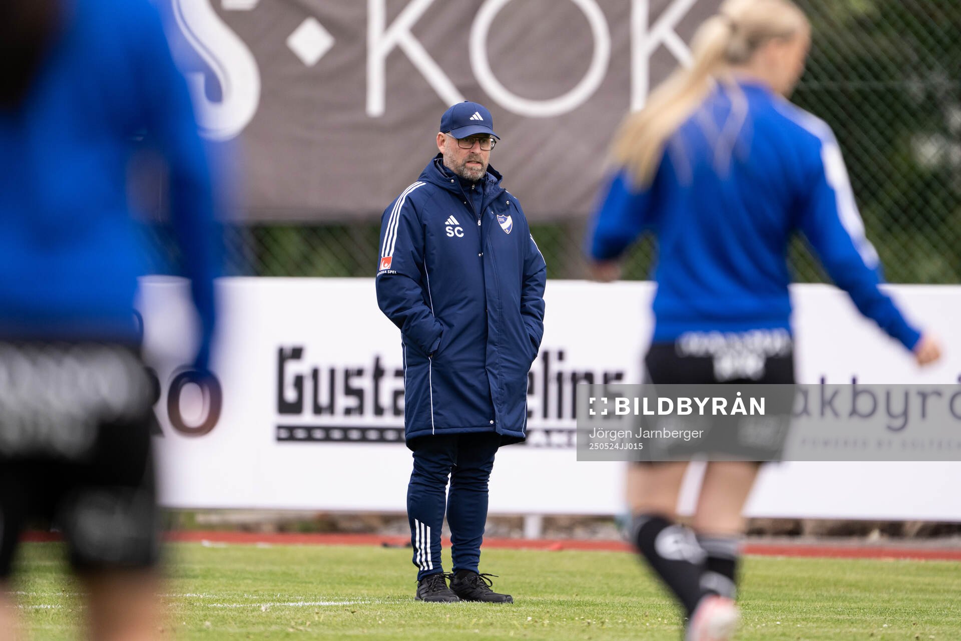 IFK Norrköpings tränare Stellan Carlsson under uppvärmningen inför fotbollsmatchen i Damallsvenskan mellan Alingsås och IFK Norrköping den 24 maj 2025 i Alingsås.