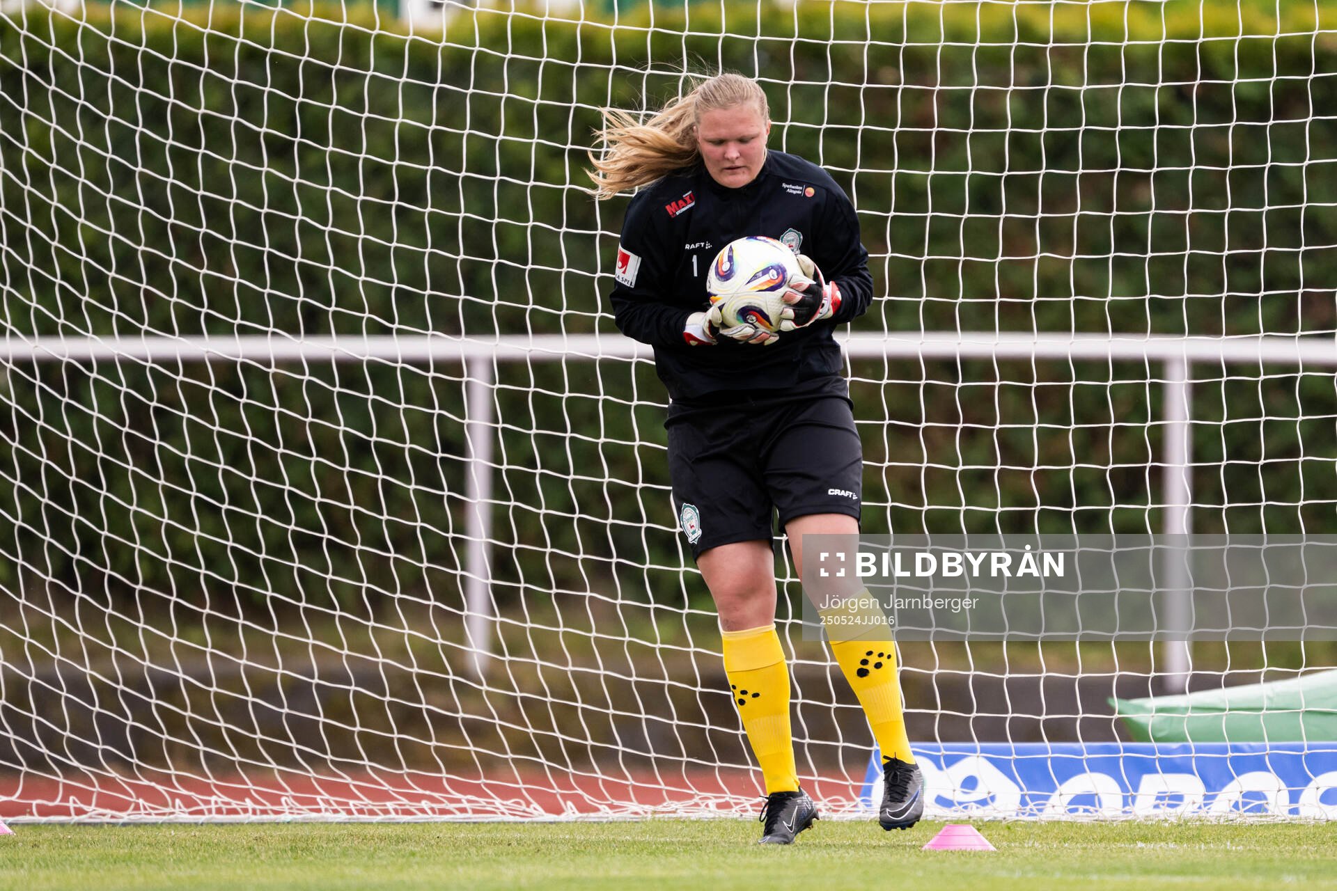 Alingsås målvakt Alexandra Blom under uppvärmningen inför fotbollsmatchen i Damallsvenskan mellan Alingsås och IFK Norrköping den 24 maj 2025 i Alingsås.