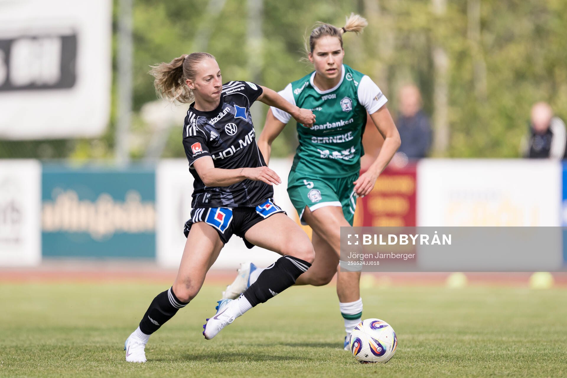 IFK Norrköpings Samantha Cary och Alingsås Emmaliina Tulkki under fotbollsmatchen i Damallsvenskan mellan Alingsås och IFK Norrköping den 24 maj 2025 i Alingsås.