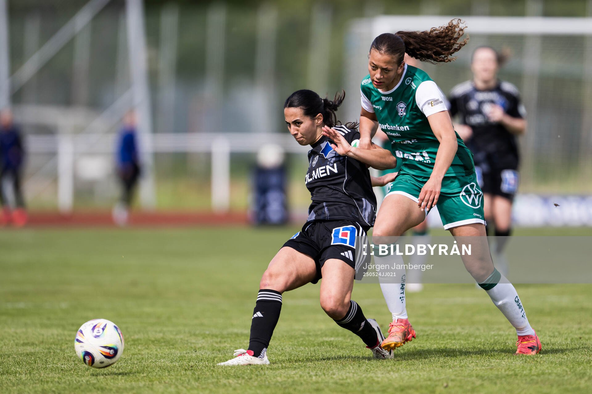 IFK Norrköpings Vesna Milivojevic och Alingsås Malva Larsson under fotbollsmatchen i Damallsvenskan mellan Alingsås och IFK Norrköping den 24 maj 2025 i Alingsås.