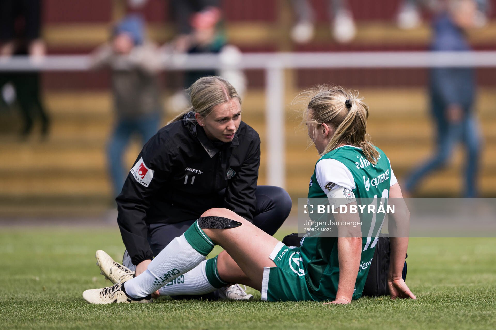 Alingsås Moa Jarl får vård under fotbollsmatchen i Damallsvenskan mellan Alingsås och IFK Norrköping den 24 maj 2025 i Alingsås.
