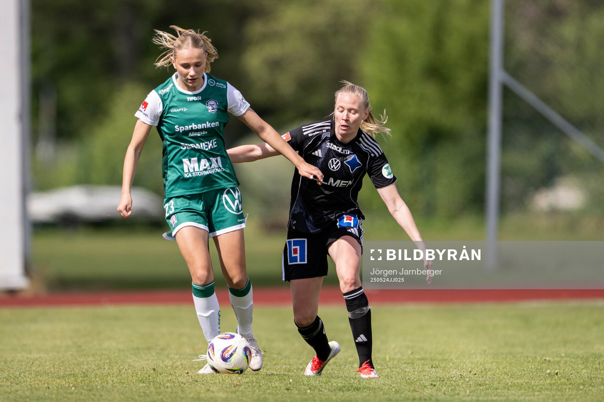 Alingsås Tilde Karlsson och IFK Norrköpings Elin Rombing under fotbollsmatchen i Damallsvenskan mellan Alingsås och IFK Norrköping den 24 maj 2025 i Alingsås.