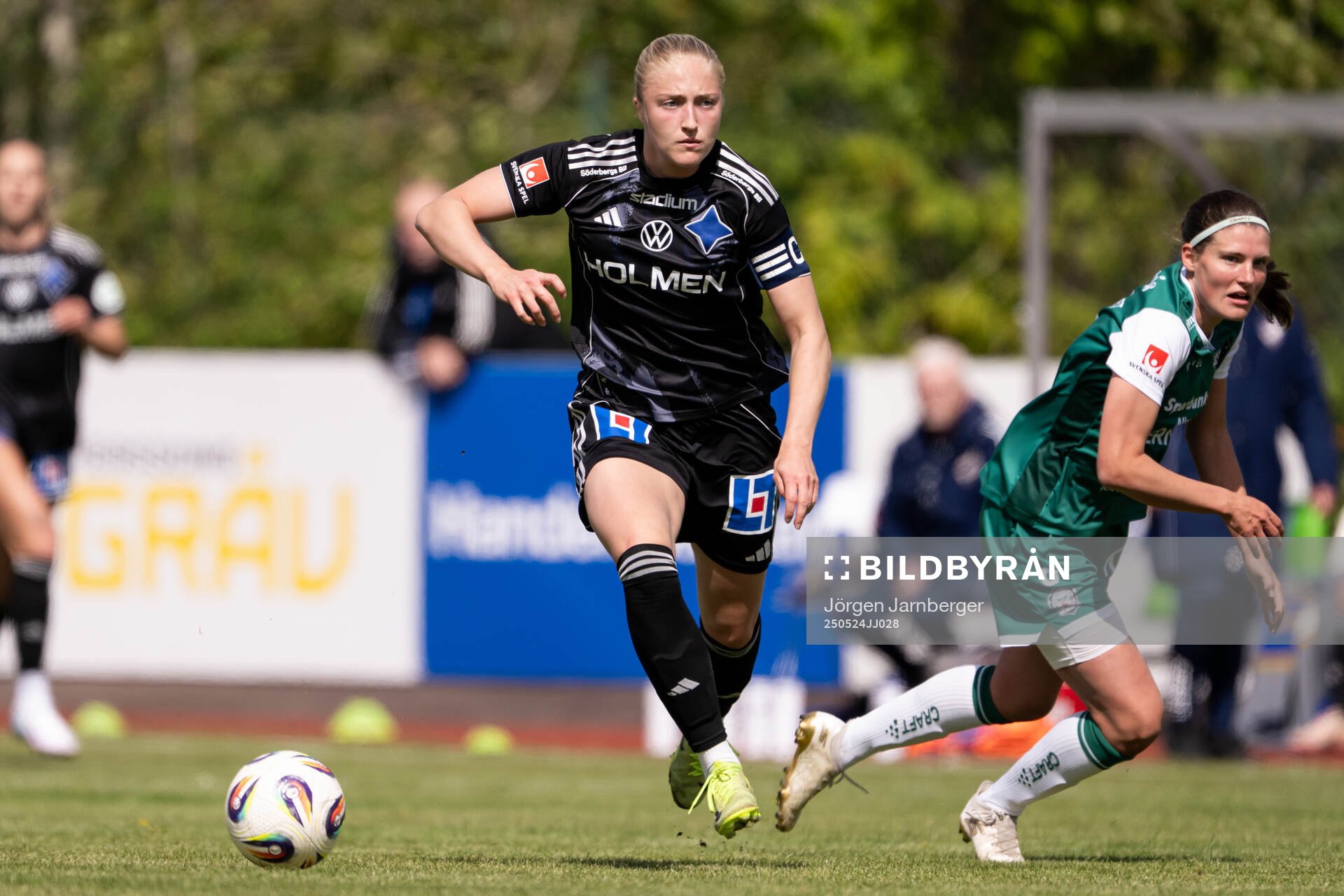 IFK Norrköpings Wilma Leidhammar och Alingsås Tove Lorén under fotbollsmatchen i Damallsvenskan mellan Alingsås och IFK Norrköping den 24 maj 2025 i Alingsås.