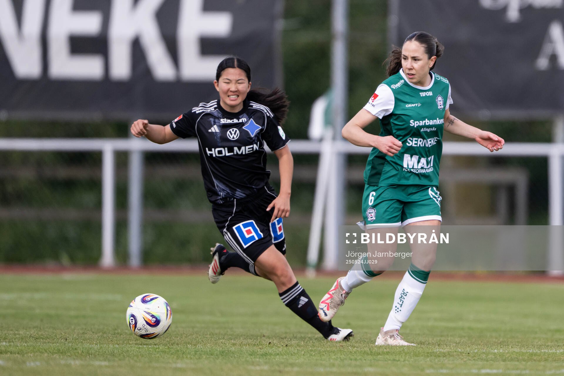 IFK Norrköpings Viktoria Veber och Alingsås Johanna Barth under fotbollsmatchen i Damallsvenskan mellan Alingsås och IFK Norrköping den 24 maj 2025 i Alingsås.