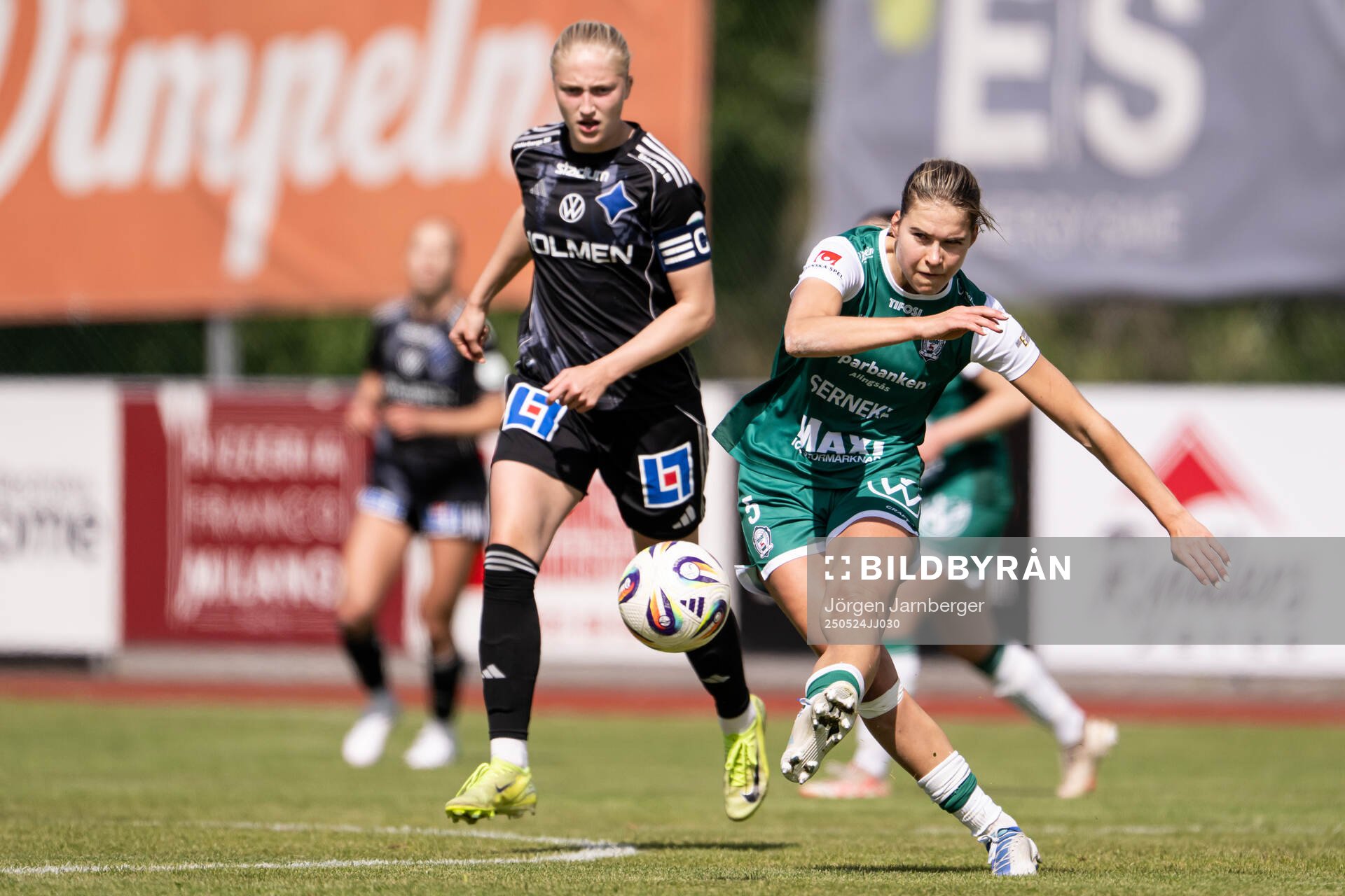 IFK Norrköpings Wilma Leidhammar och Alingsås Emmaliina Tulkki under fotbollsmatchen i Damallsvenskan mellan Alingsås och IFK Norrköping den 24 maj 2025 i Alingsås.