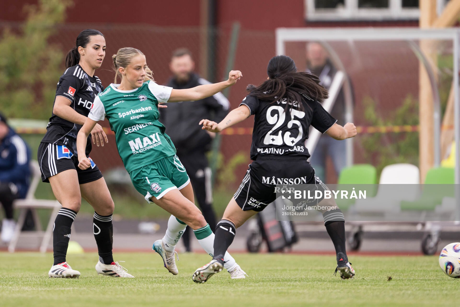 IFK Norrköpings Vesna Milivojevic och Alingsås Isabella Svanström under fotbollsmatchen i Damallsvenskan mellan Alingsås och IFK Norrköping den 24 maj 2025 i Alingsås.