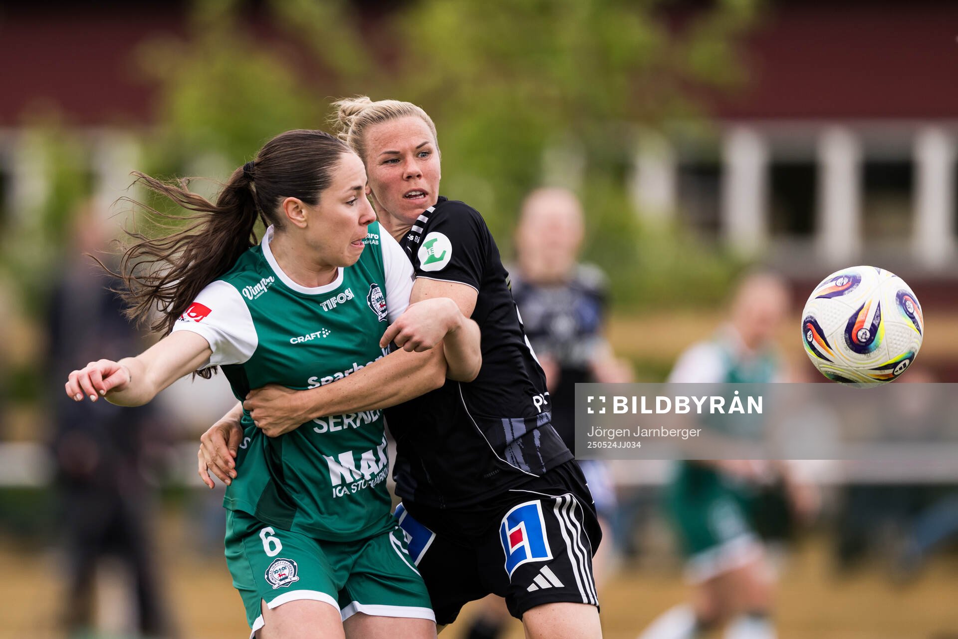Alingsås Tove Lorén och IFK Norrköpings Jessica Wik under fotbollsmatchen i Damallsvenskan mellan Alingsås och IFK Norrköping den 24 maj 2025 i Alingsås.