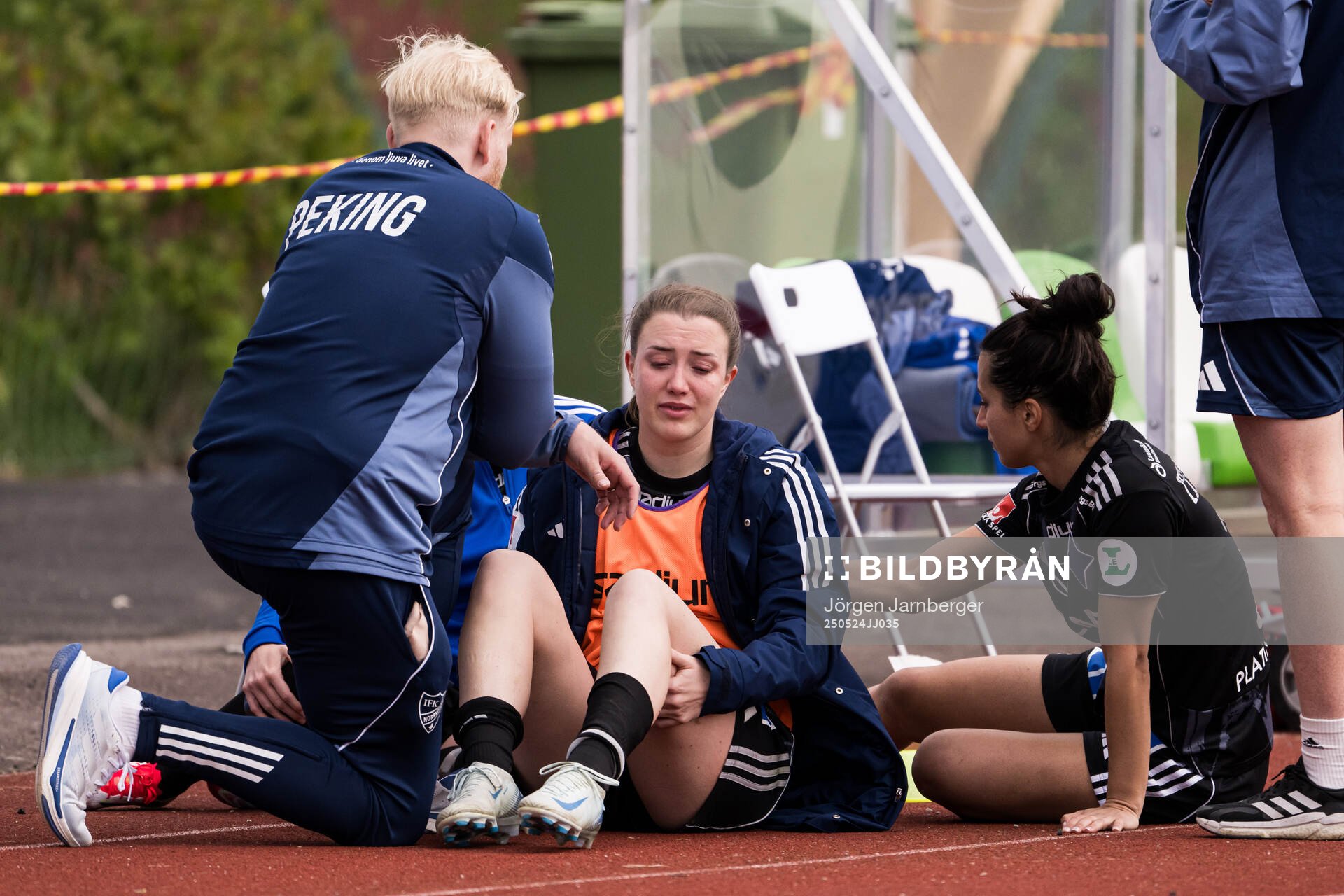IFK Norrköpings Maja Regnås Valcic med skada under fotbollsmatchen i Damallsvenskan mellan Alingsås och IFK Norrköping den 24 maj 2025 i Alingsås.