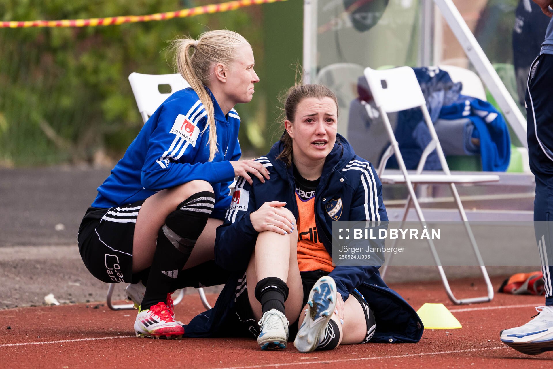 IFK Norrköpings Maja Regnås Valcic med skada under fotbollsmatchen i Damallsvenskan mellan Alingsås och IFK Norrköping den 24 maj 2025 i Alingsås.