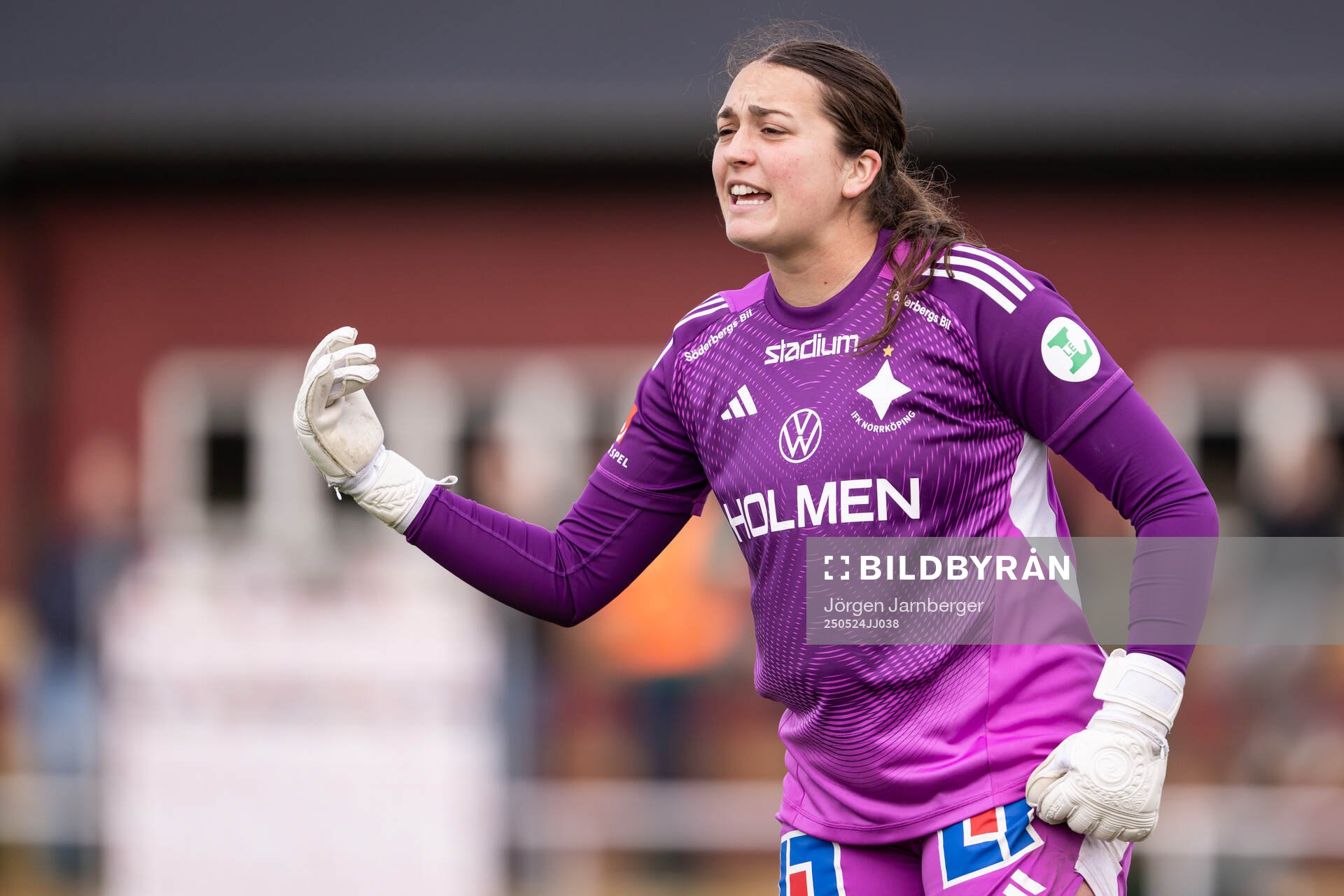 IFK Norrköpings målvakt Caroline Delisle under fotbollsmatchen i Damallsvenskan mellan Alingsås och IFK Norrköping den 24 maj 2025 i Alingsås.