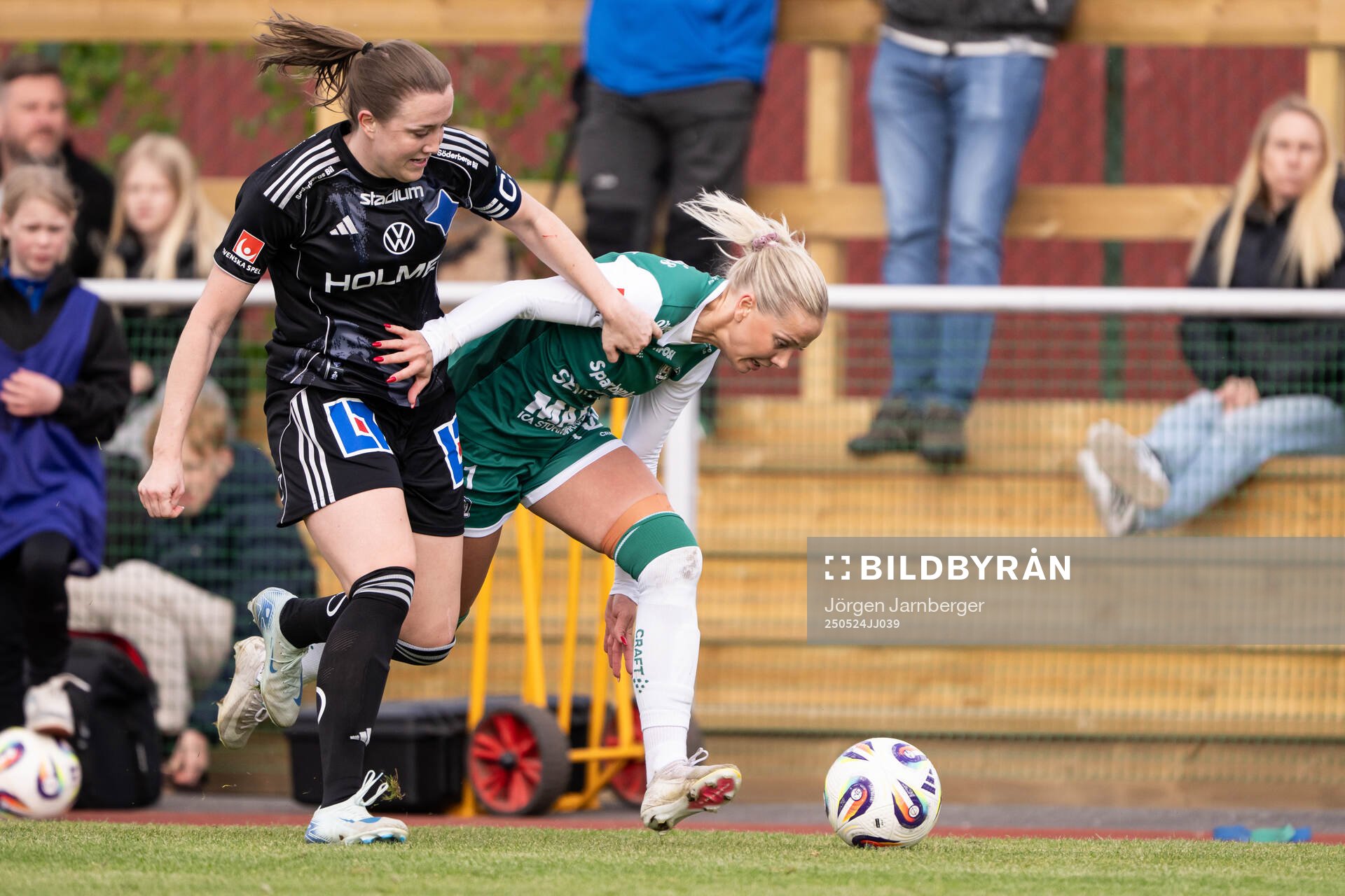 IFK Norrköpings Maja Regnås Valcic och Alingsås Moa Öhman under fotbollsmatchen i Damallsvenskan mellan Alingsås och IFK Norrköping den 24 maj 2025 i Alingsås.