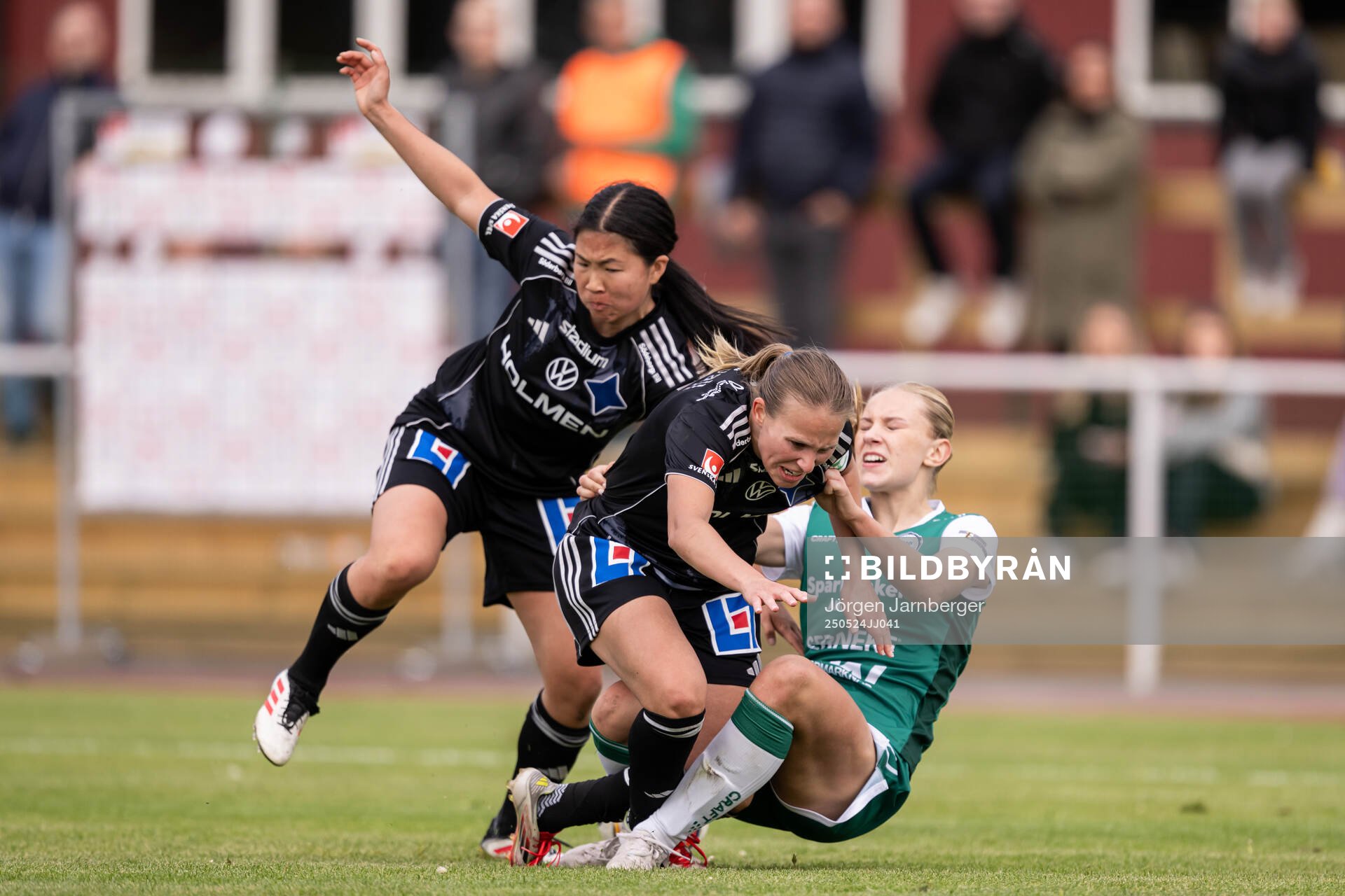 IFK Norrköpings Viktoria Veber och Jessica Wik i kamp med Alingsås Tilde Karlsson under fotbollsmatchen i Damallsvenskan mellan Alingsås och IFK Norrköping den 24 maj 2025 i Alingsås.