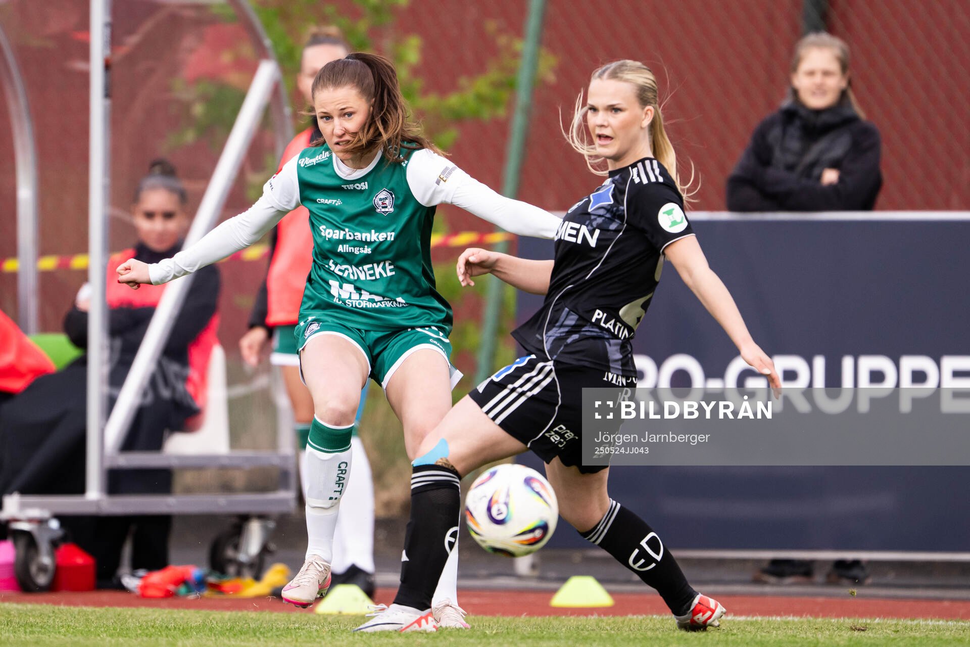 Alingsås Ina Österlind och IFK Norrköpings Freja Lindwall under fotbollsmatchen i Damallsvenskan mellan Alingsås och IFK Norrköping den 24 maj 2025 i Alingsås.