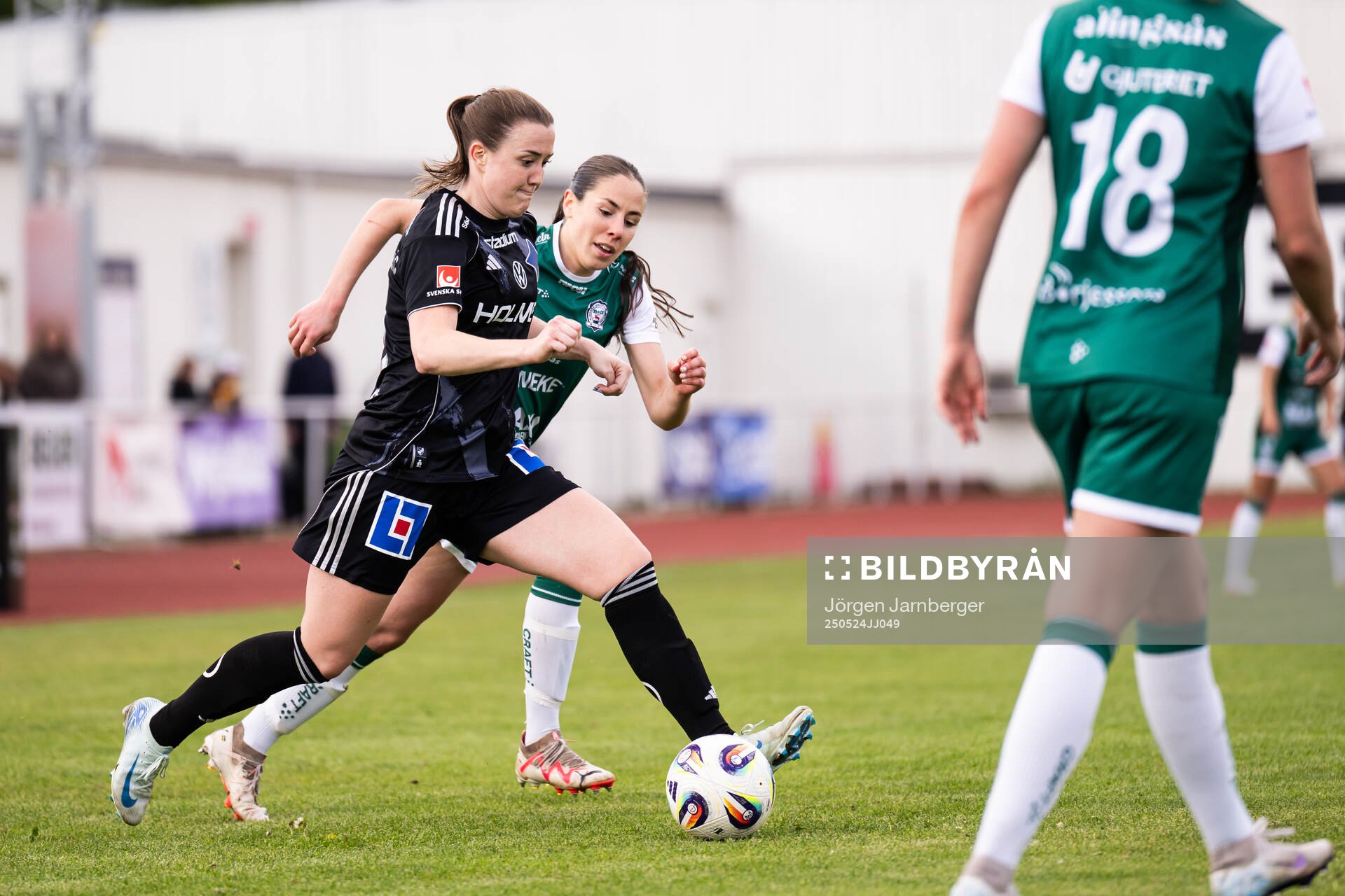 IFK Norrköpings Maja Regnås Valcic och Alingsås Johanna Barth under fotbollsmatchen i Damallsvenskan mellan Alingsås och IFK Norrköping den 24 maj 2025 i Alingsås.