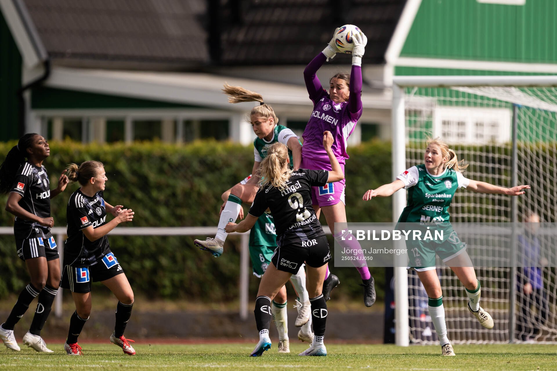 IFK Norrköpings målvakt Caroline Delisle under fotbollsmatchen i Damallsvenskan mellan Alingsås och IFK Norrköping den 24 maj 2025 i Alingsås.