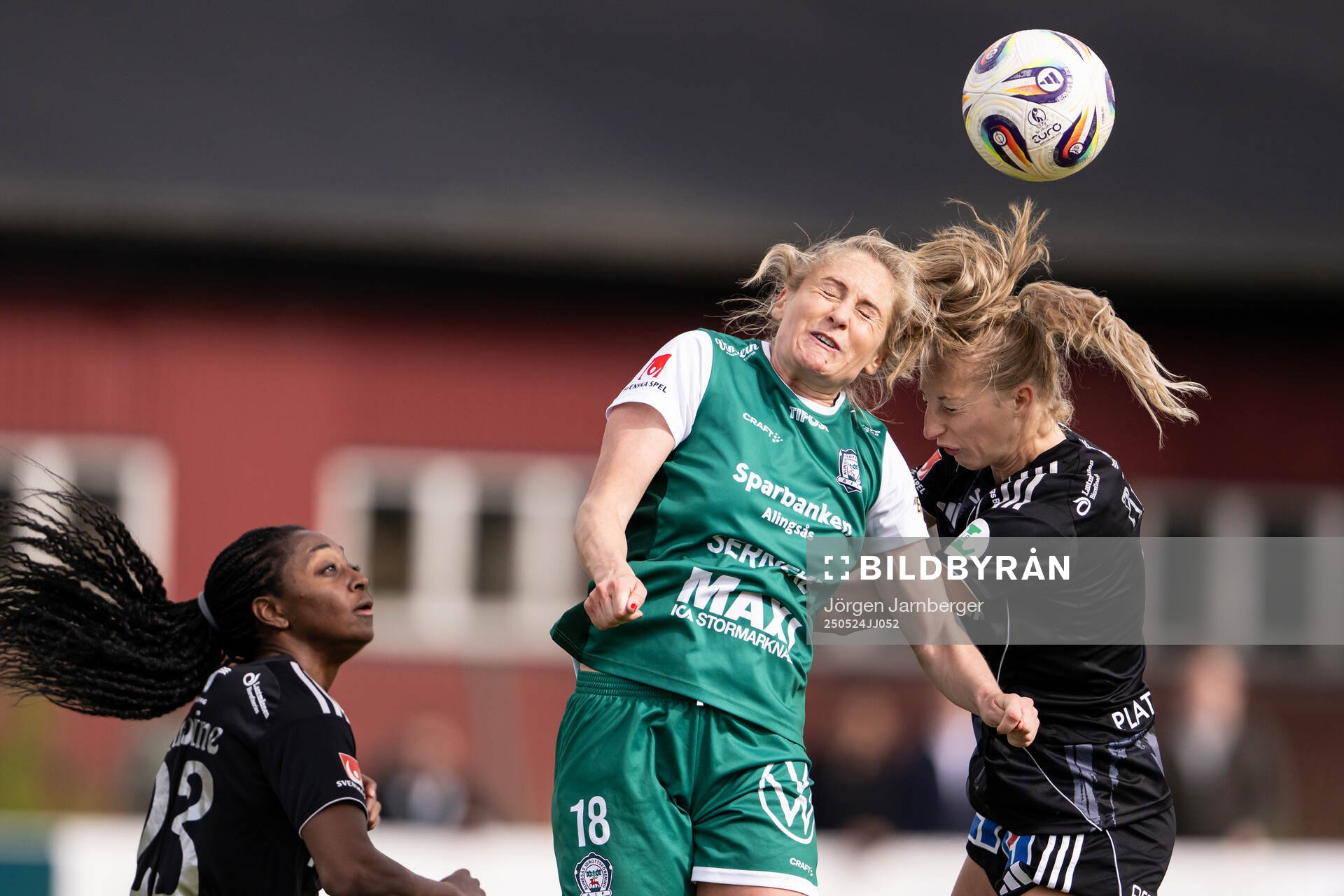 Alingsås Karin Lundin och IFK Norrköpings Samantha Cary under fotbollsmatchen i Damallsvenskan mellan Alingsås och IFK Norrköping den 24 maj 2025 i Alingsås.
