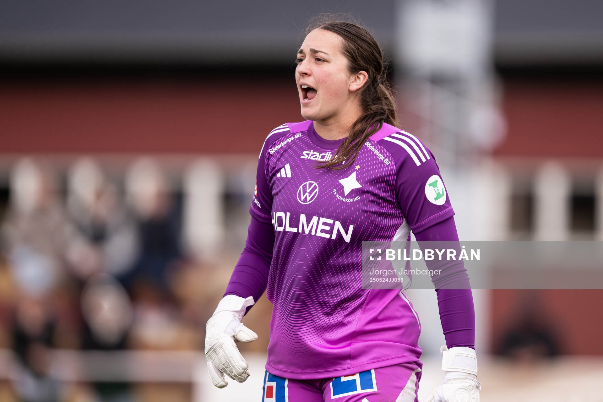 IFK Norrköpings målvakt Caroline Delisle under fotbollsmatchen i Damallsvenskan mellan Alingsås och IFK Norrköping den 24 maj 2025 i Alingsås.