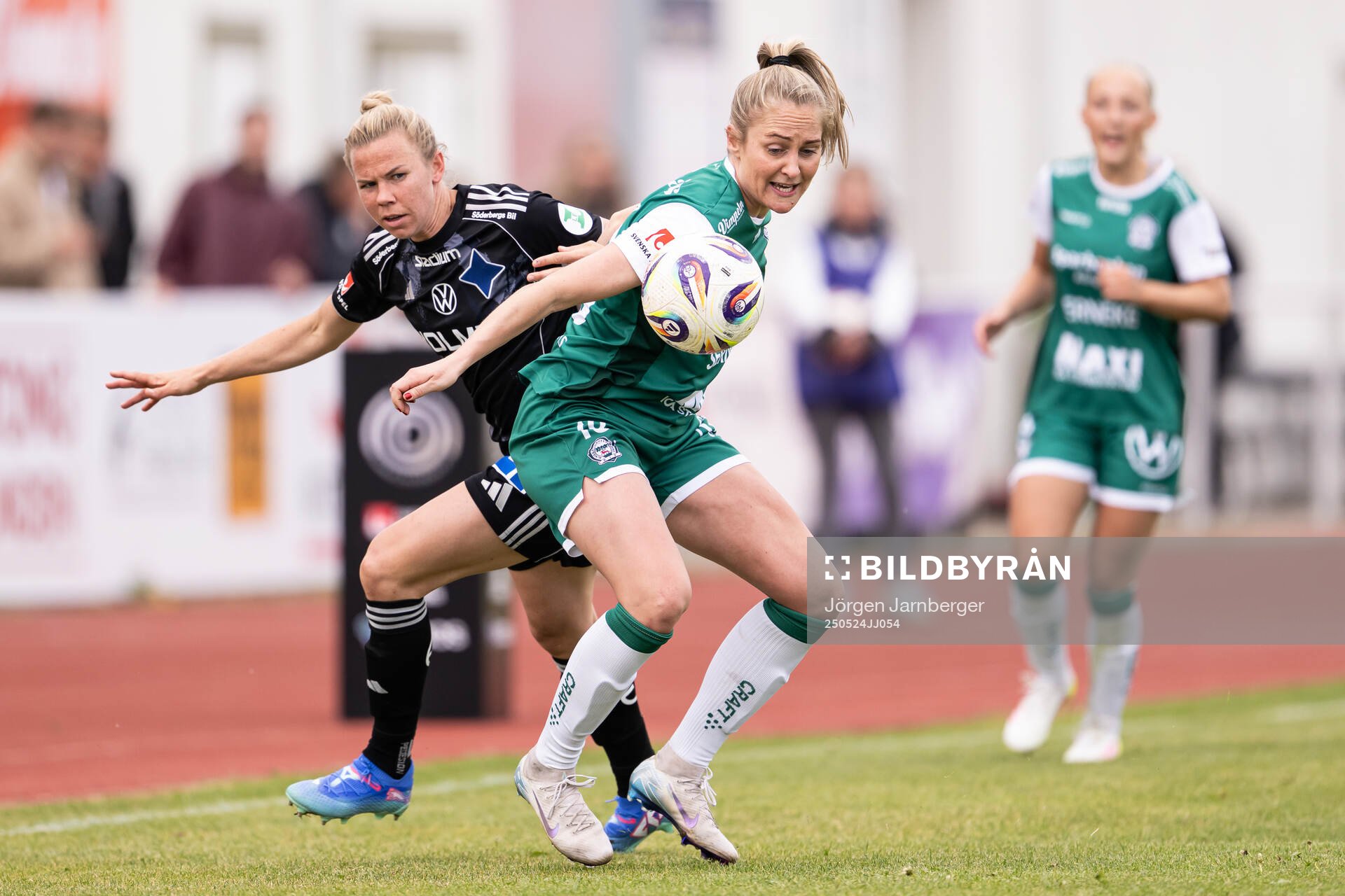 IFK Norrköpings Jessica Wik och Alingsås Karin Lundin under fotbollsmatchen i Damallsvenskan mellan Alingsås och IFK Norrköping den 24 maj 2025 i Alingsås.