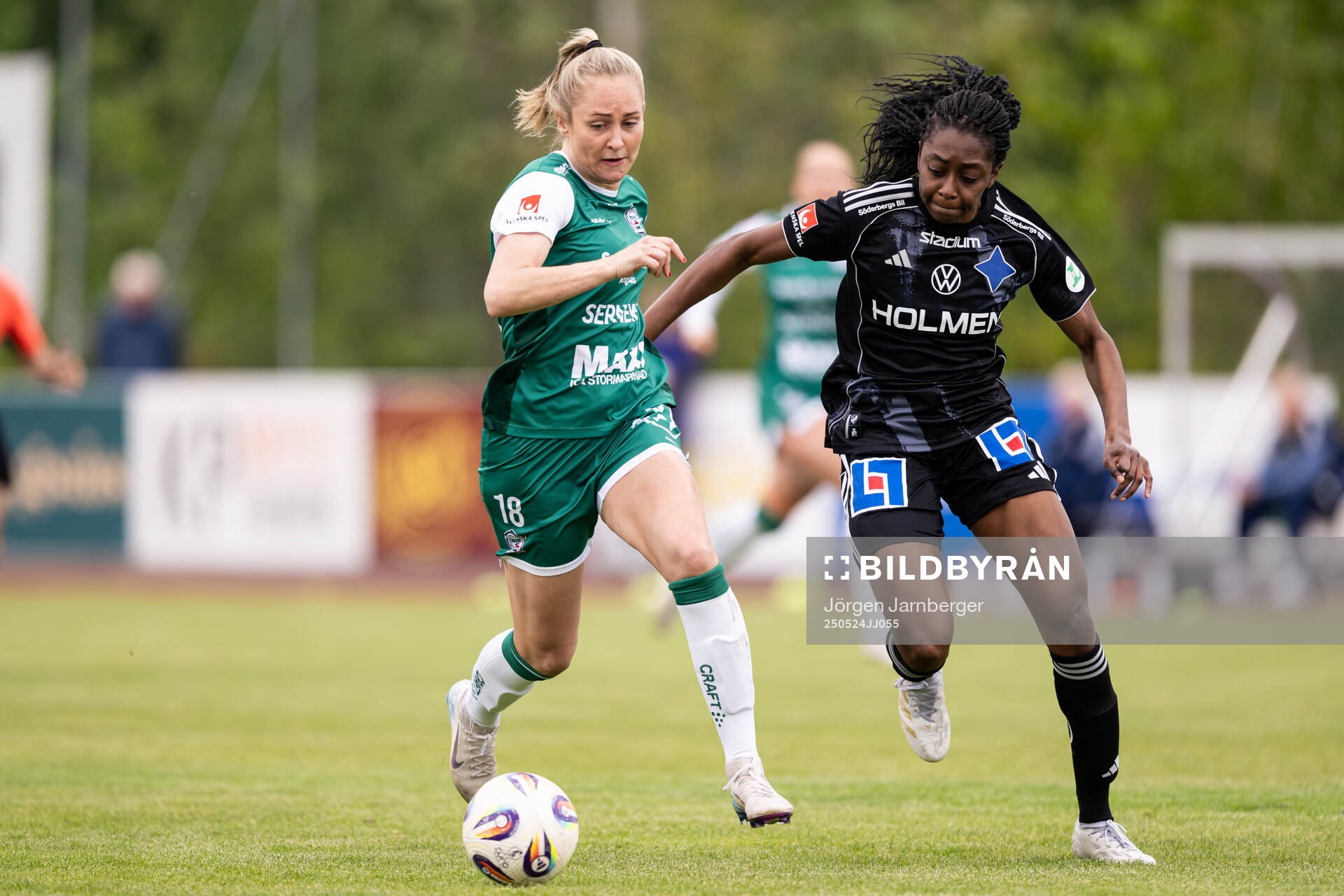 Alingsås Karin Lundin och IFK Norrköpings Maya Aliyah Antoine under fotbollsmatchen i Damallsvenskan mellan Alingsås och IFK Norrköping den 24 maj 2025 i Alingsås. 