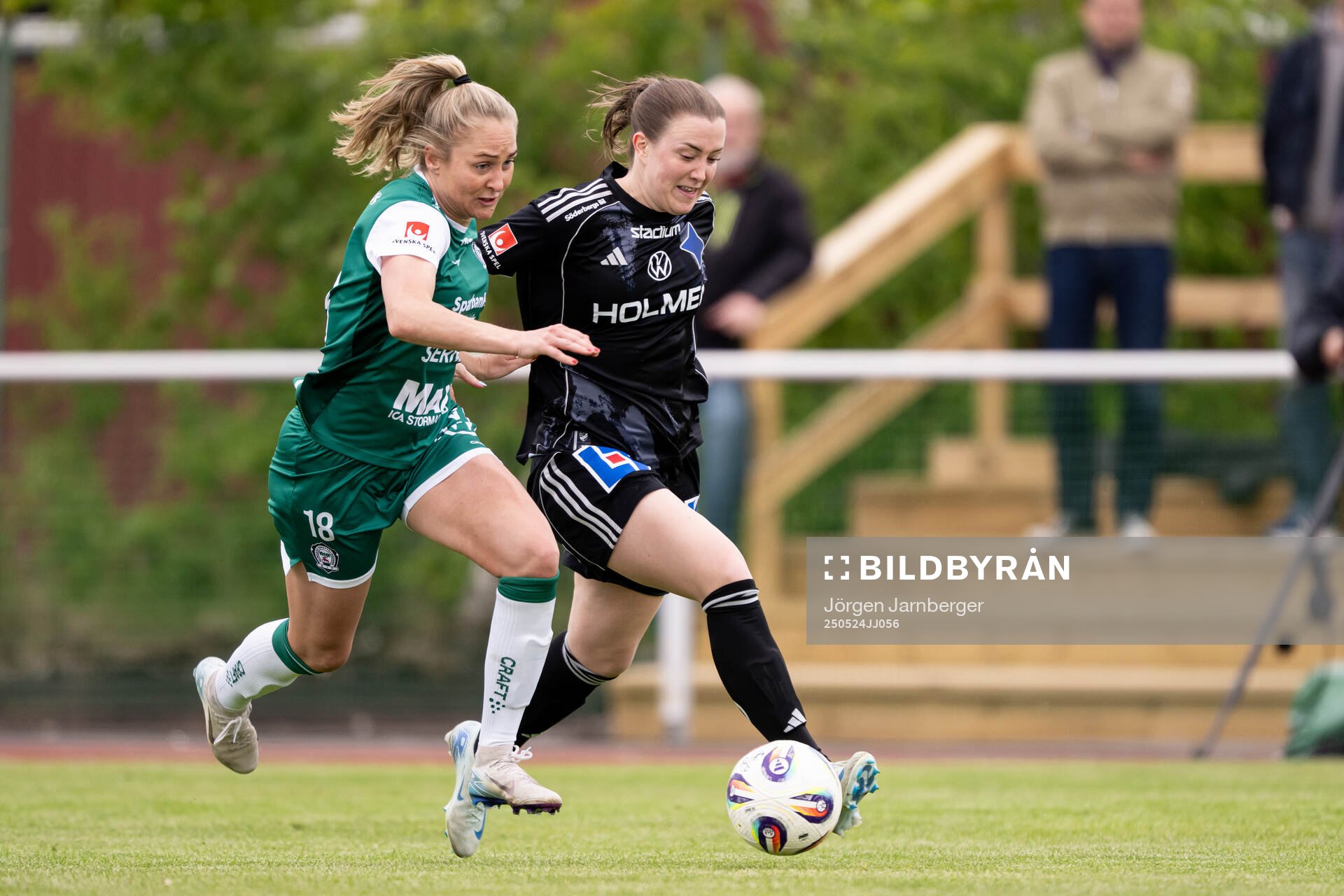 Alingsås Karin Lundin och IFK Norrköpings Maja Regnås Valcic under fotbollsmatchen i Damallsvenskan mellan Alingsås och IFK Norrköping den 24 maj 2025 i Alingsås.