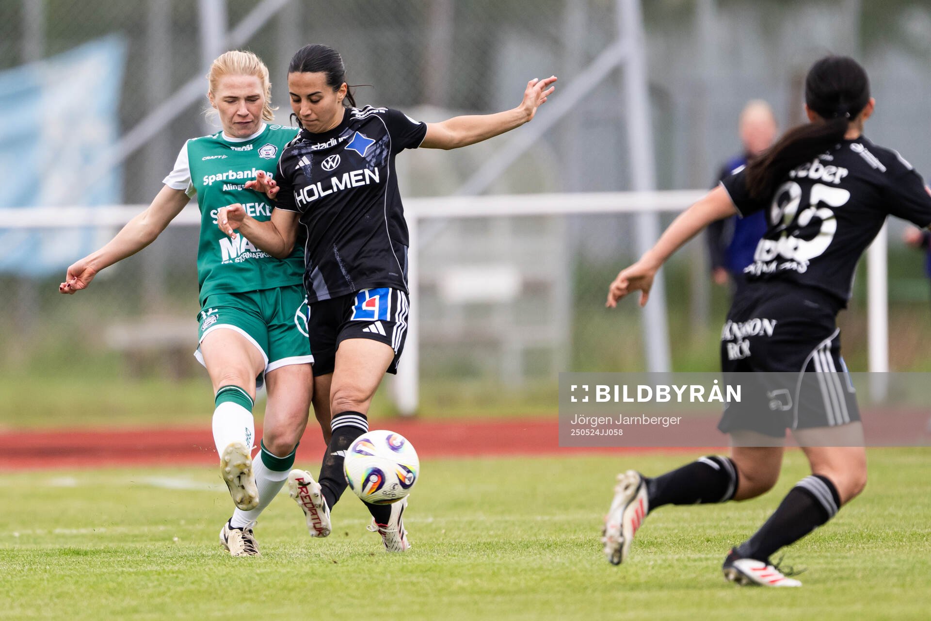 Alingsås Moa Jarl och IFK Norrköpings Vesna Milivojevic under fotbollsmatchen i Damallsvenskan mellan Alingsås och IFK Norrköping den 24 maj 2025 i Alingsås.