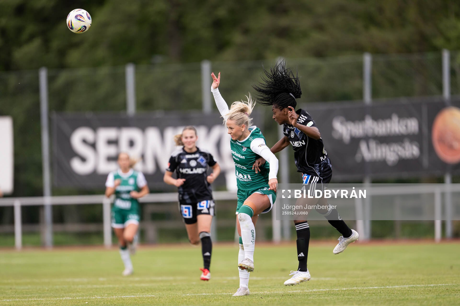 Alingsås Moa Öhman och IFK Norrköpings Maya Aliyah Antoine under fotbollsmatchen i Damallsvenskan mellan Alingsås och IFK Norrköping den 24 maj 2025 i Alingsås.