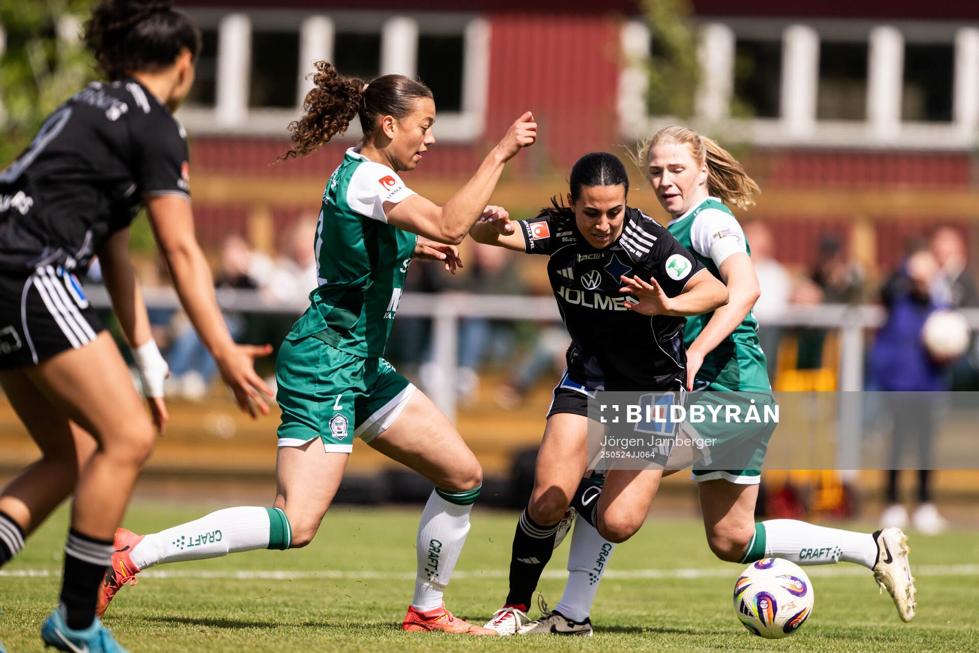 Alingsås Malva Larsson och IFK Norrköpings Vesna Milivojevic under fotbollsmatchen i Damallsvenskan mellan Alingsås och IFK Norrköping den 24 maj 2025 i Alingsås.
