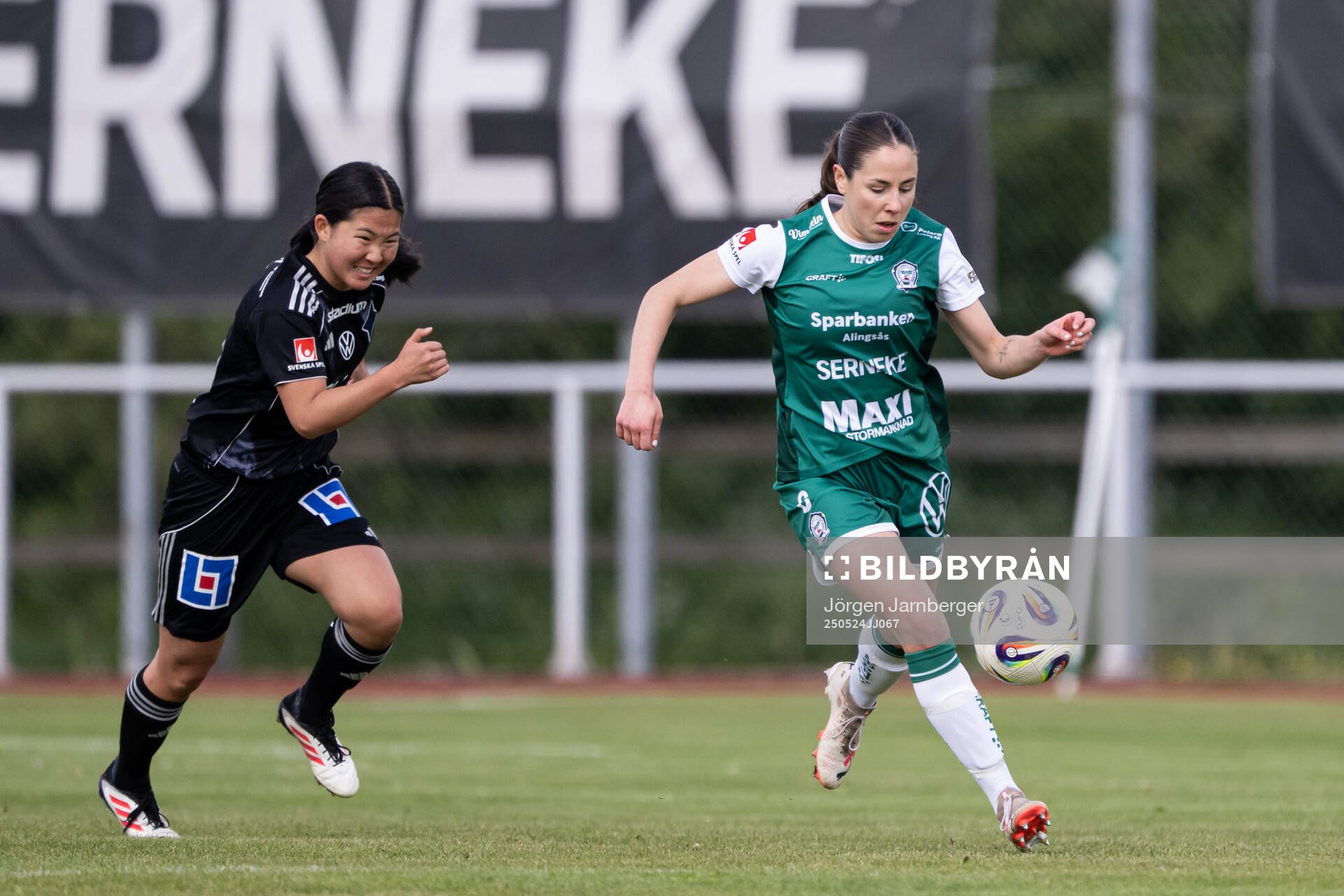 IFK Norrköpings Viktoria Veber och Alingsås Johanna Barth under fotbollsmatchen i Damallsvenskan mellan Alingsås och IFK Norrköping den 24 maj 2025 i Alingsås.