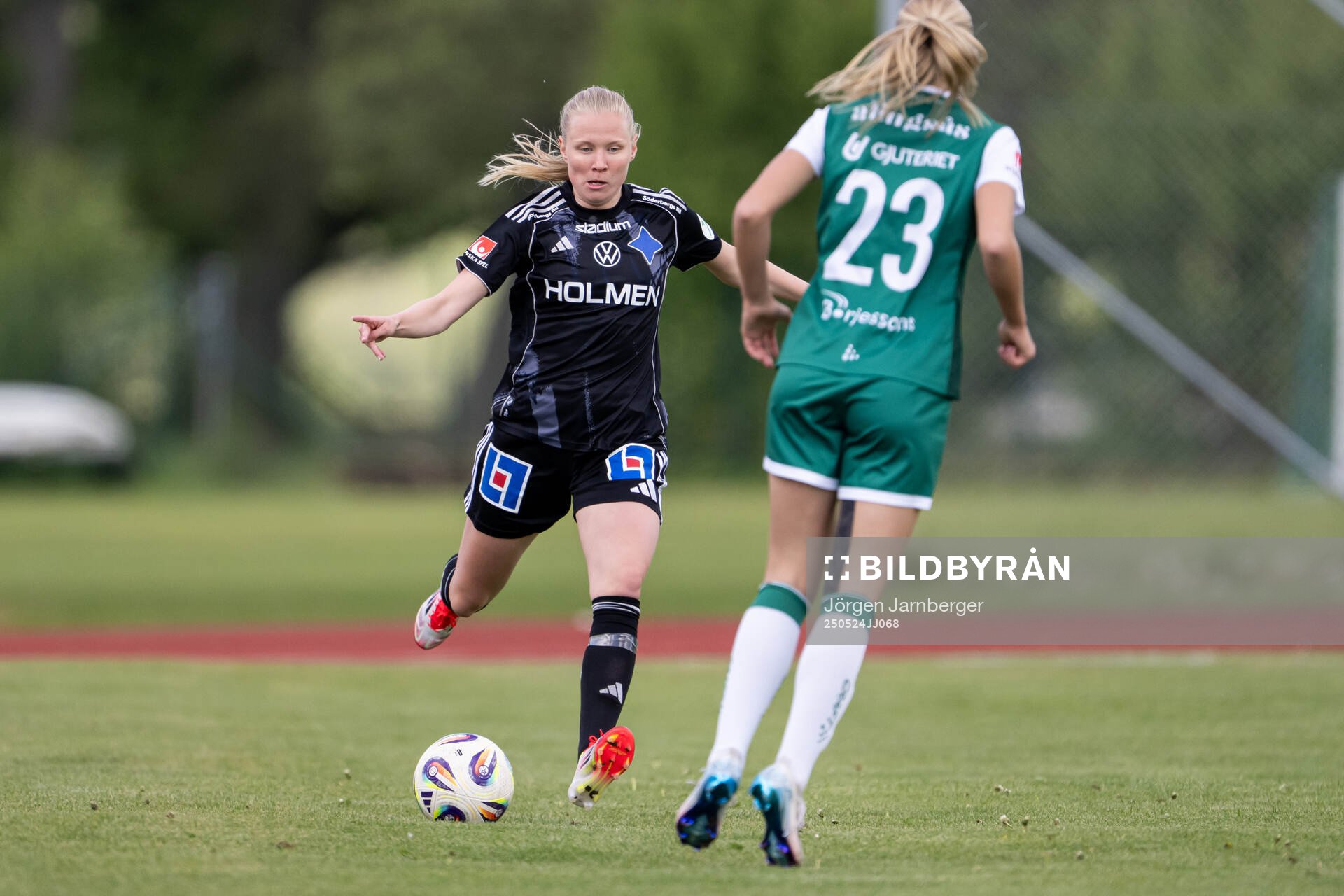 IFK Norrköpings Elin Rombing under fotbollsmatchen i Damallsvenskan mellan Alingsås och IFK Norrköping den 24 maj 2025 i Alingsås.
