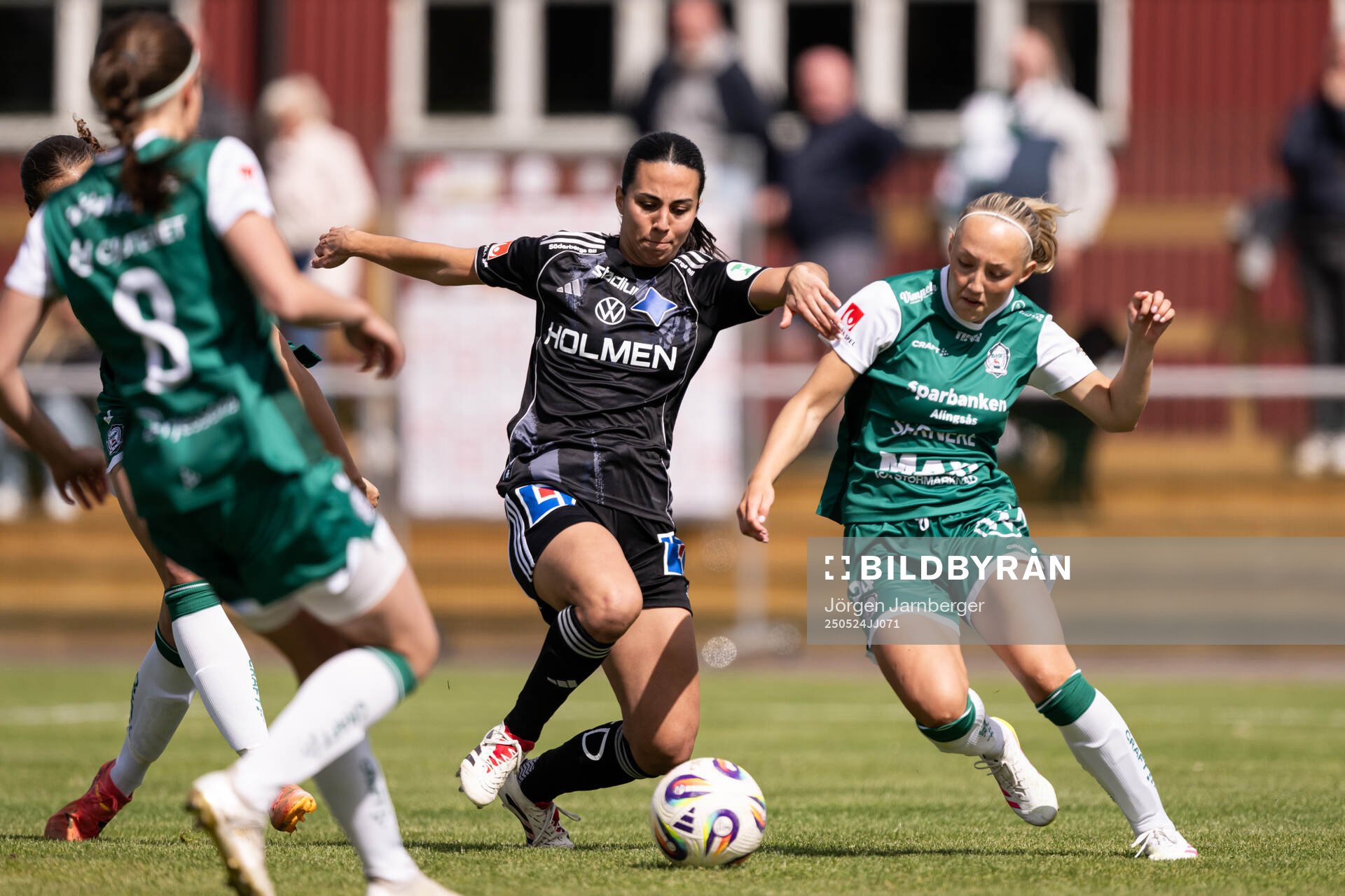 IFK Norrköpings målvakt Sofia Hjern och Alingsås Saga Fredgren under fotbollsmatchen i Damallsvenskan mellan Alingsås och IFK Norrköping den 24 maj 2025 i Alingsås.