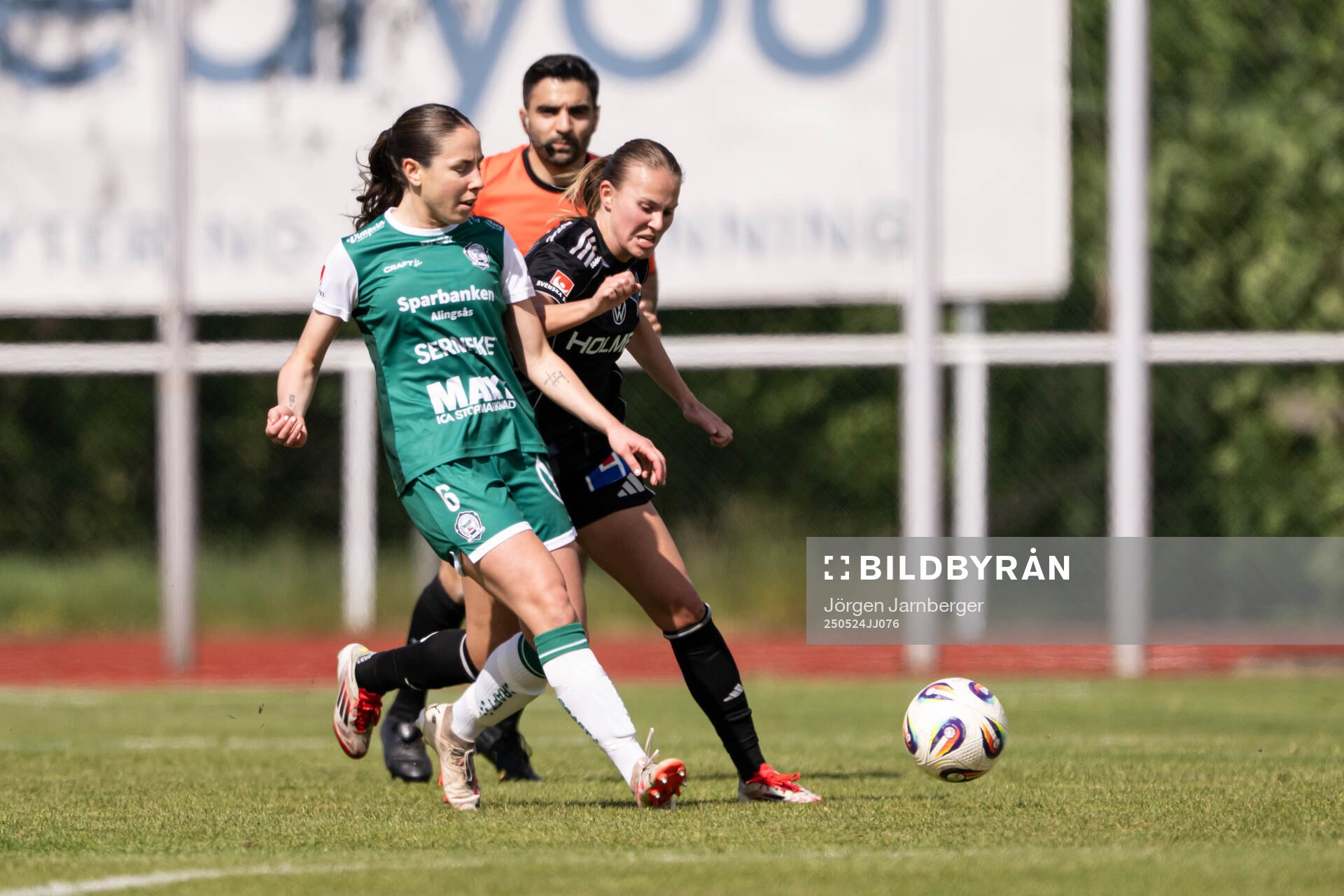 Alingsås Johanna Barth och IFK Norrköpings Elsa Burvall under fotbollsmatchen i Damallsvenskan mellan Alingsås och IFK Norrköping den 24 maj 2025 i Alingsås.