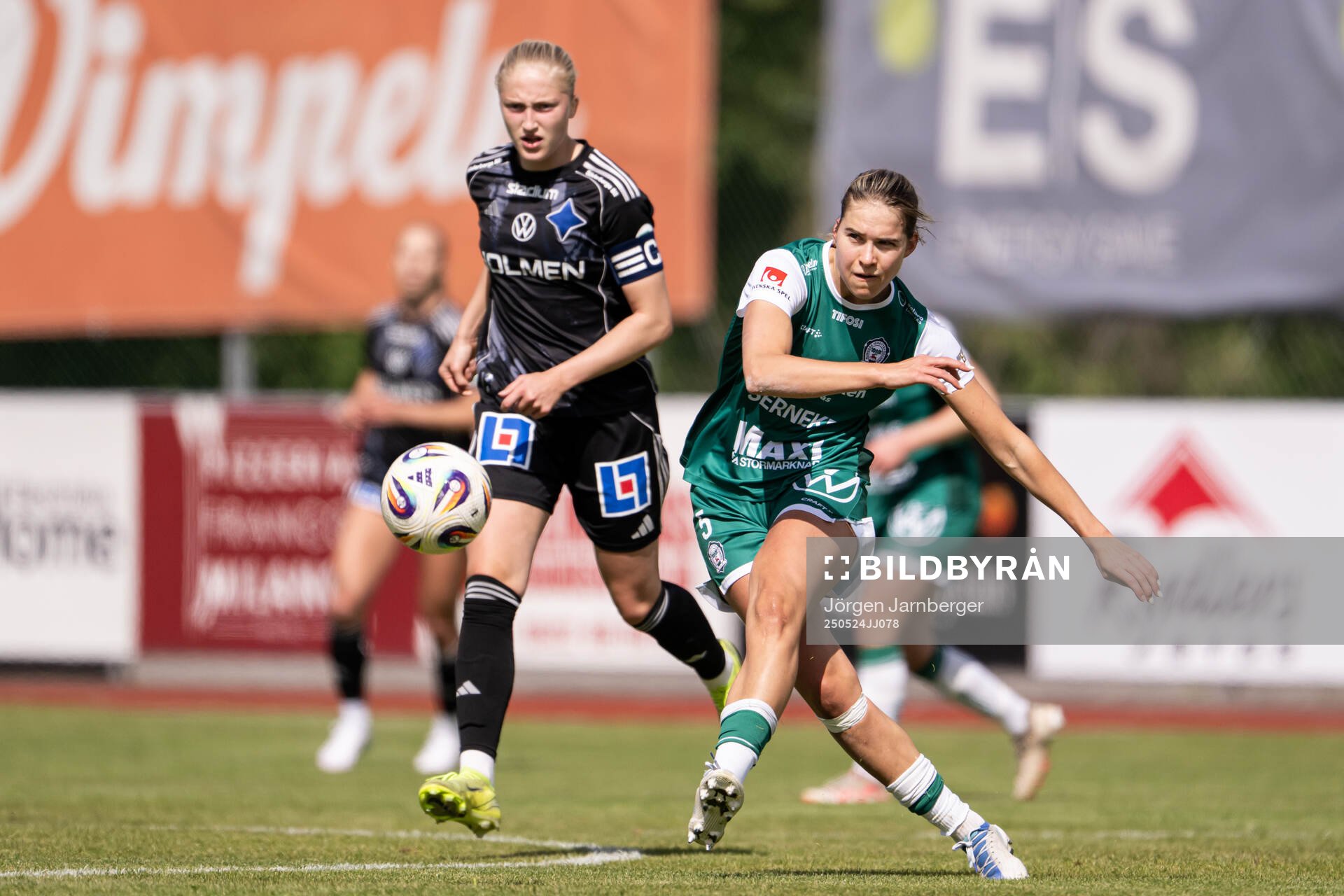 IFK Norrköpings Wilma Leidhammar och Alingsås Emmaliina Tulkki under fotbollsmatchen i Damallsvenskan mellan Alingsås och IFK Norrköping den 24 maj 2025 i Alingsås.