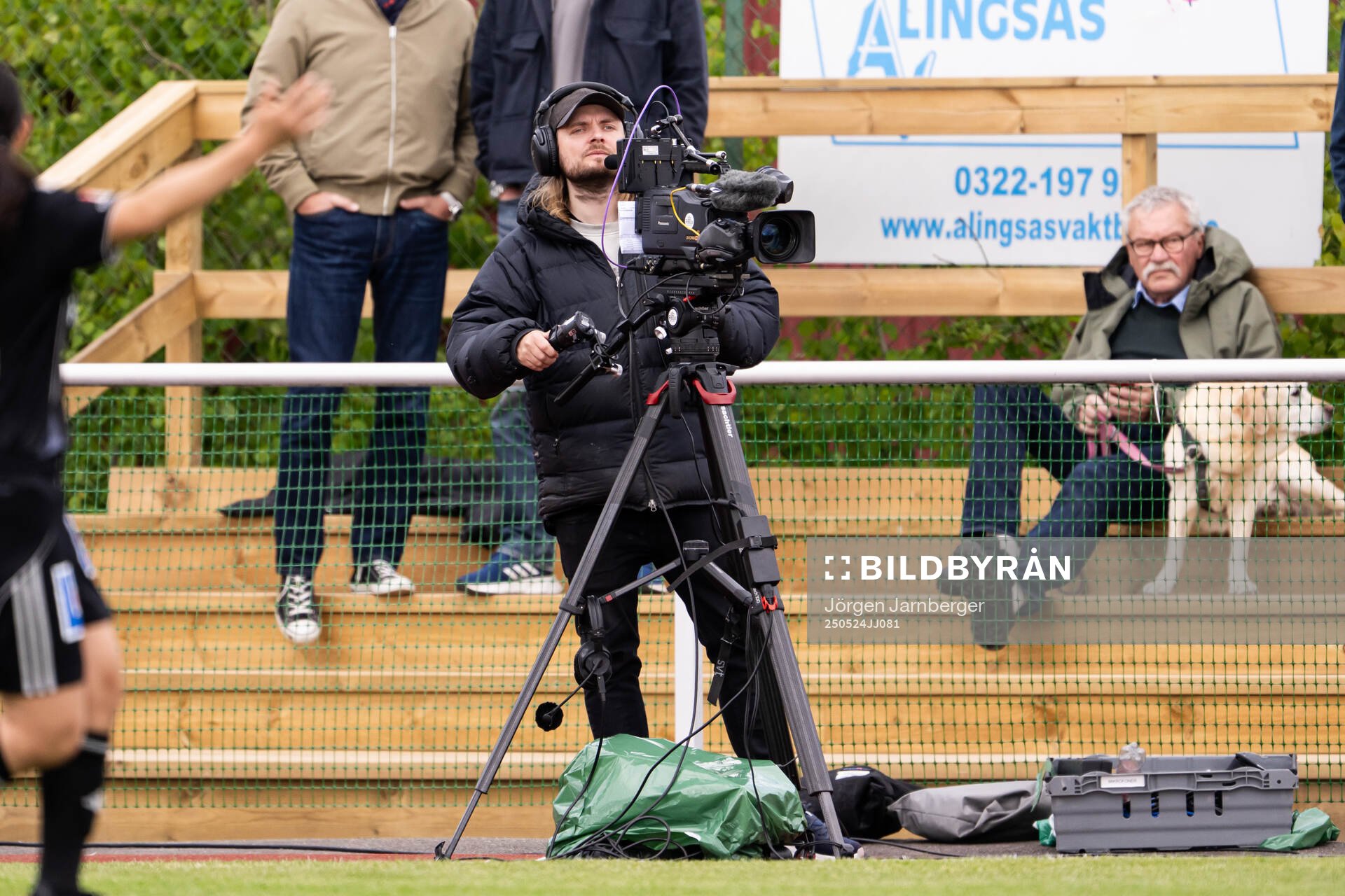 Kameraman under fotbollsmatchen i Damallsvenskan mellan Alingsås och IFK Norrköping den 24 maj 2025 i Alingsås. 