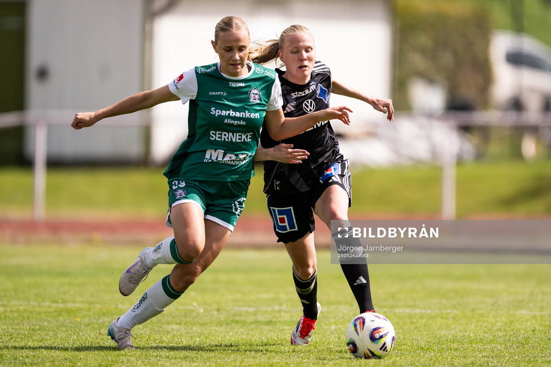 Alingsås Tilde Karlsson och IFK Norrköpings Elin Rombing under fotbollsmatchen i Damallsvenskan mellan Alingsås och IFK Norrköping den 24 maj 2025 i Alingsås.