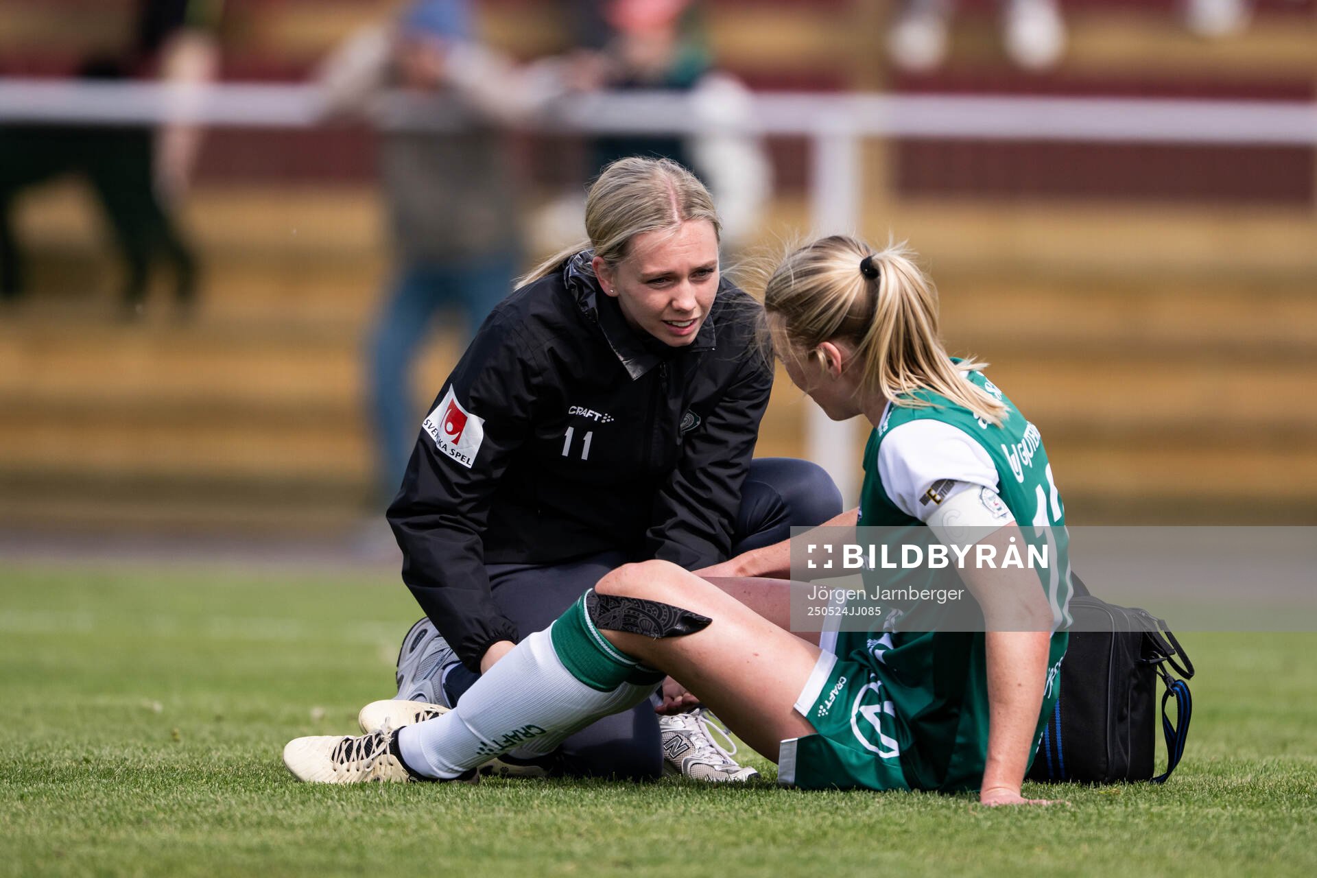 Alingsås Moa Jarl får vård under fotbollsmatchen i Damallsvenskan mellan Alingsås och IFK Norrköping den 24 maj 2025 i Alingsås.