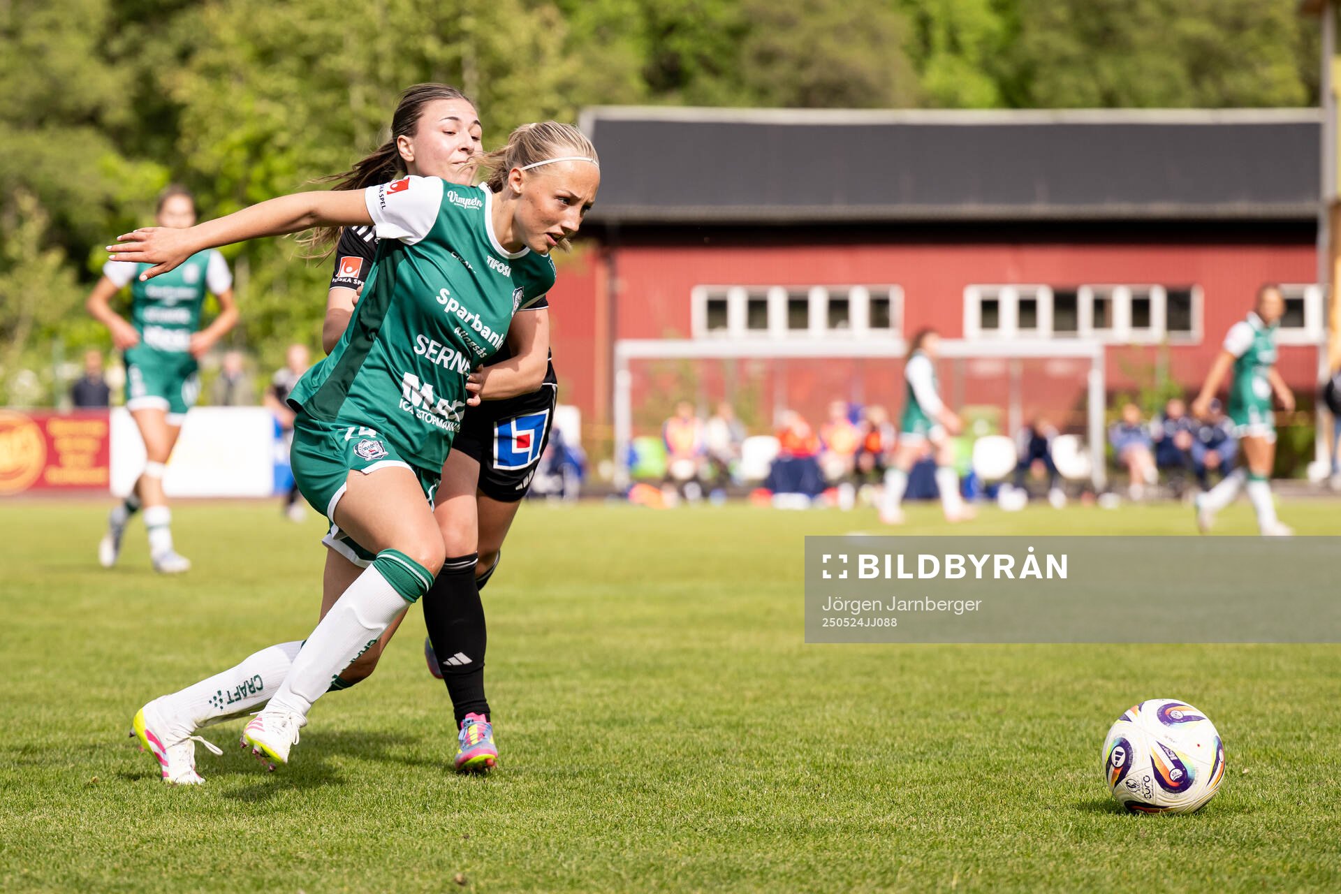 IFK Norrköpings Alexandra Hellekant och Alingsås Saga Fredgren under fotbollsmatchen i Damallsvenskan mellan Alingsås och IFK Norrköping den 24 maj 2025 i Alingsås.