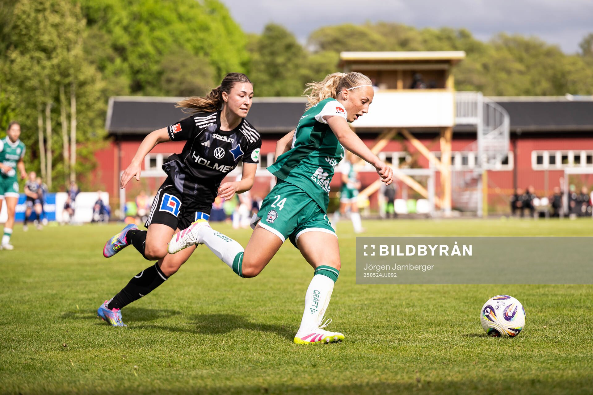 IFK Norrköpings Alexandra Hellekant och Alingsås Saga Fredgren under fotbollsmatchen i Damallsvenskan mellan Alingsås och IFK Norrköping den 24 maj 2025 i Alingsås.
