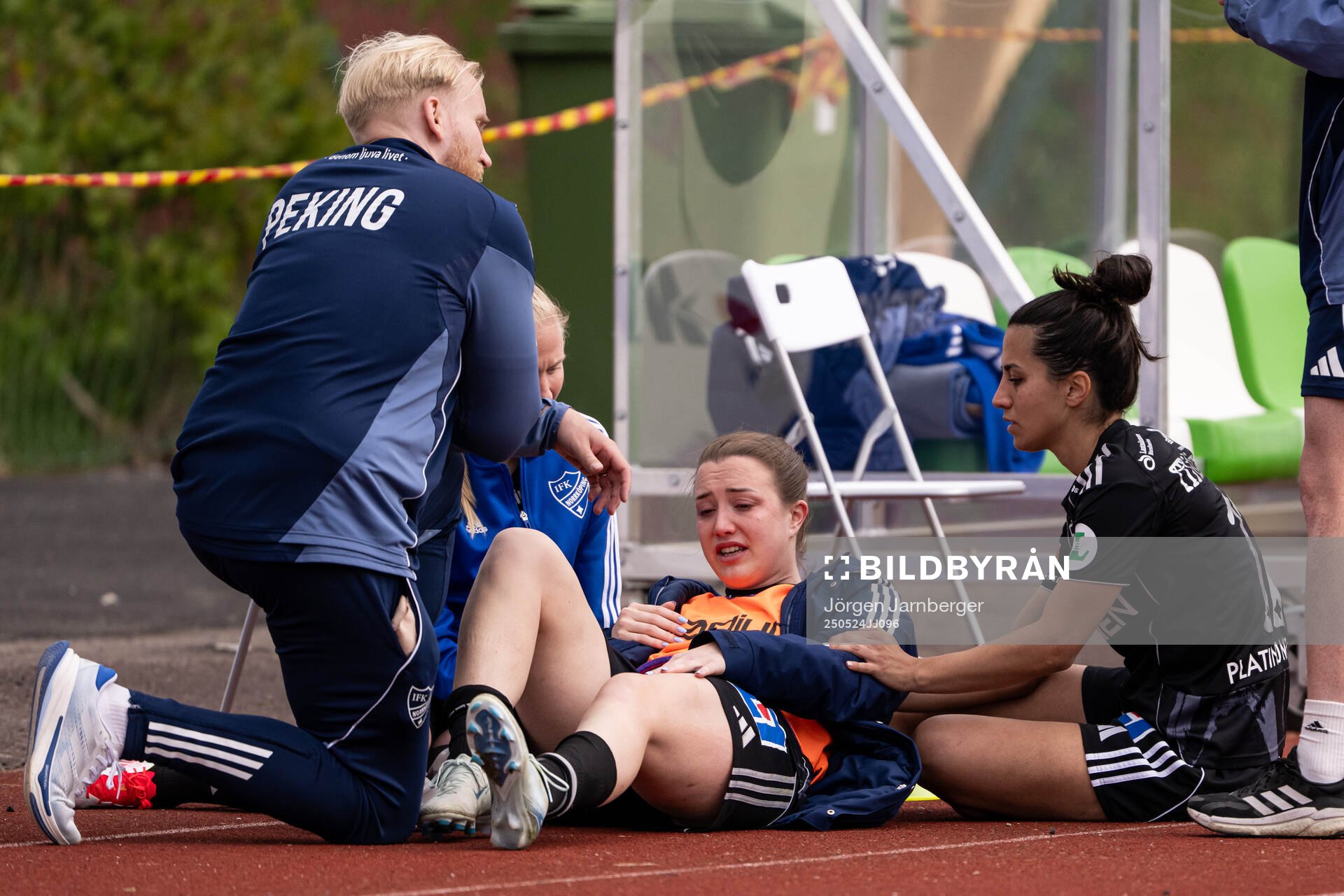 IFK Norrköpings Maja Regnås Valcic får vård under fotbollsmatchen i Damallsvenskan mellan Alingsås och IFK Norrköping den 24 maj 2025 i Alingsås.
