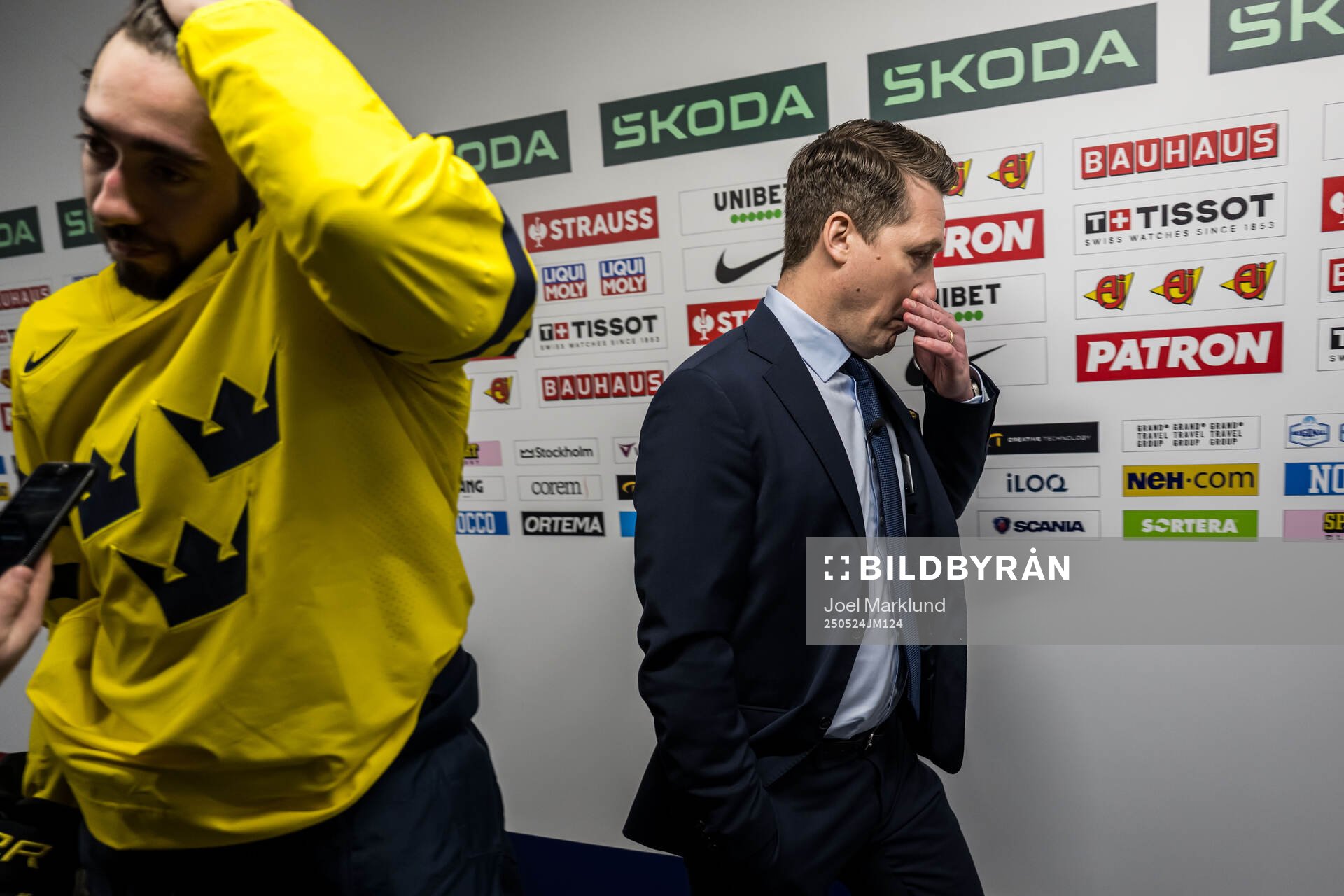 Mika Zibanejad and head coach Sam Hallam of Sweden in mixed