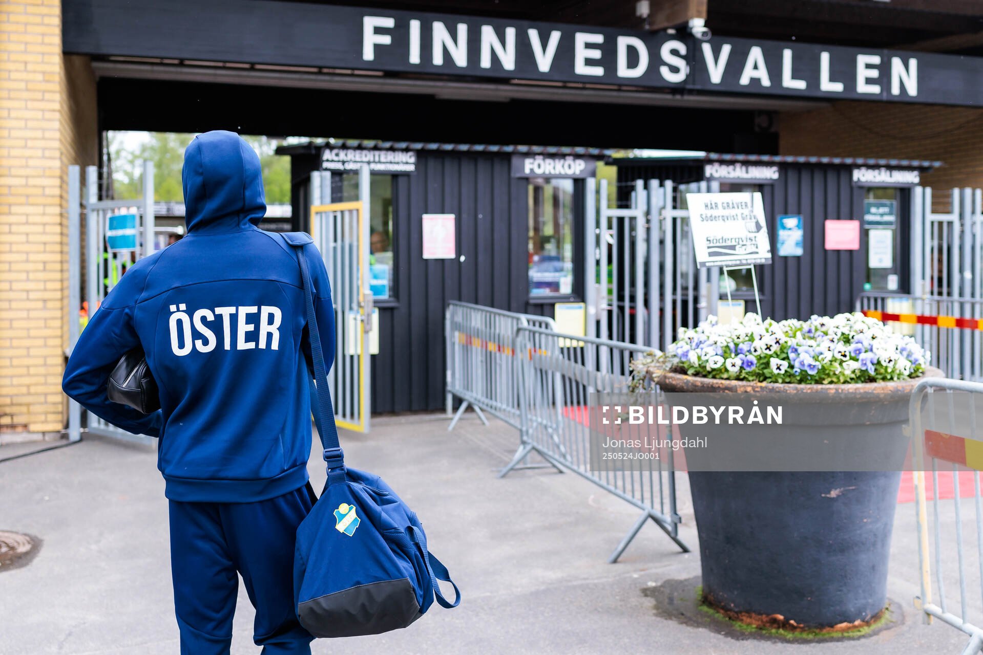 Östers spelare anländer till Finnvedsvallen inför fotbollsmatchen i Allsvenskan mellan Värnamo och Öster den 24 maj 2025 i Värnamo. 