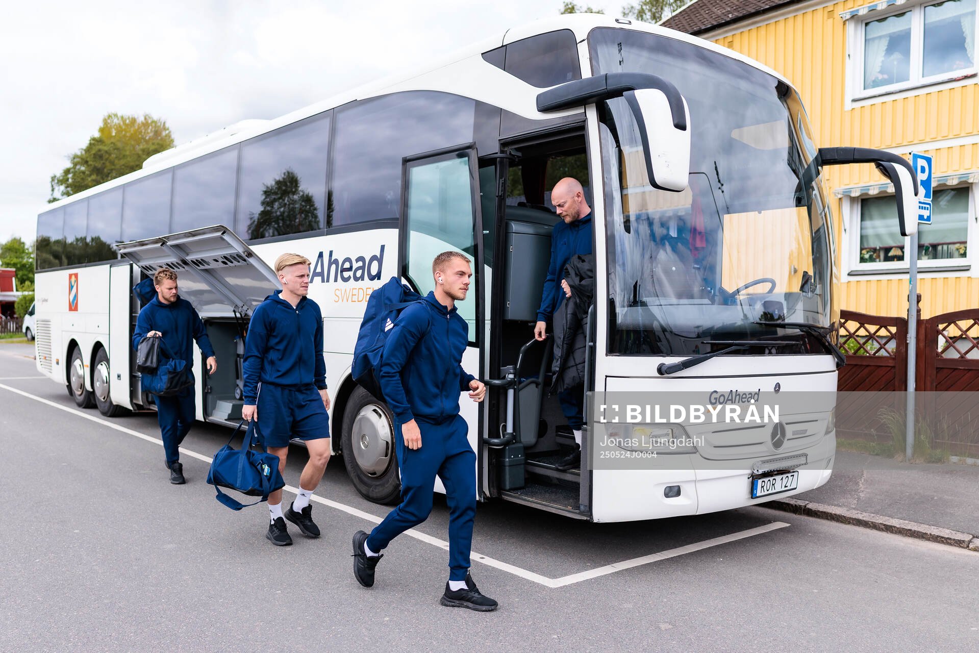 Östers spelare kliver av bussen inför fotbollsmatchen i Allsvenskan mellan Värnamo och Öster den 24 maj 2025 i Värnamo. 