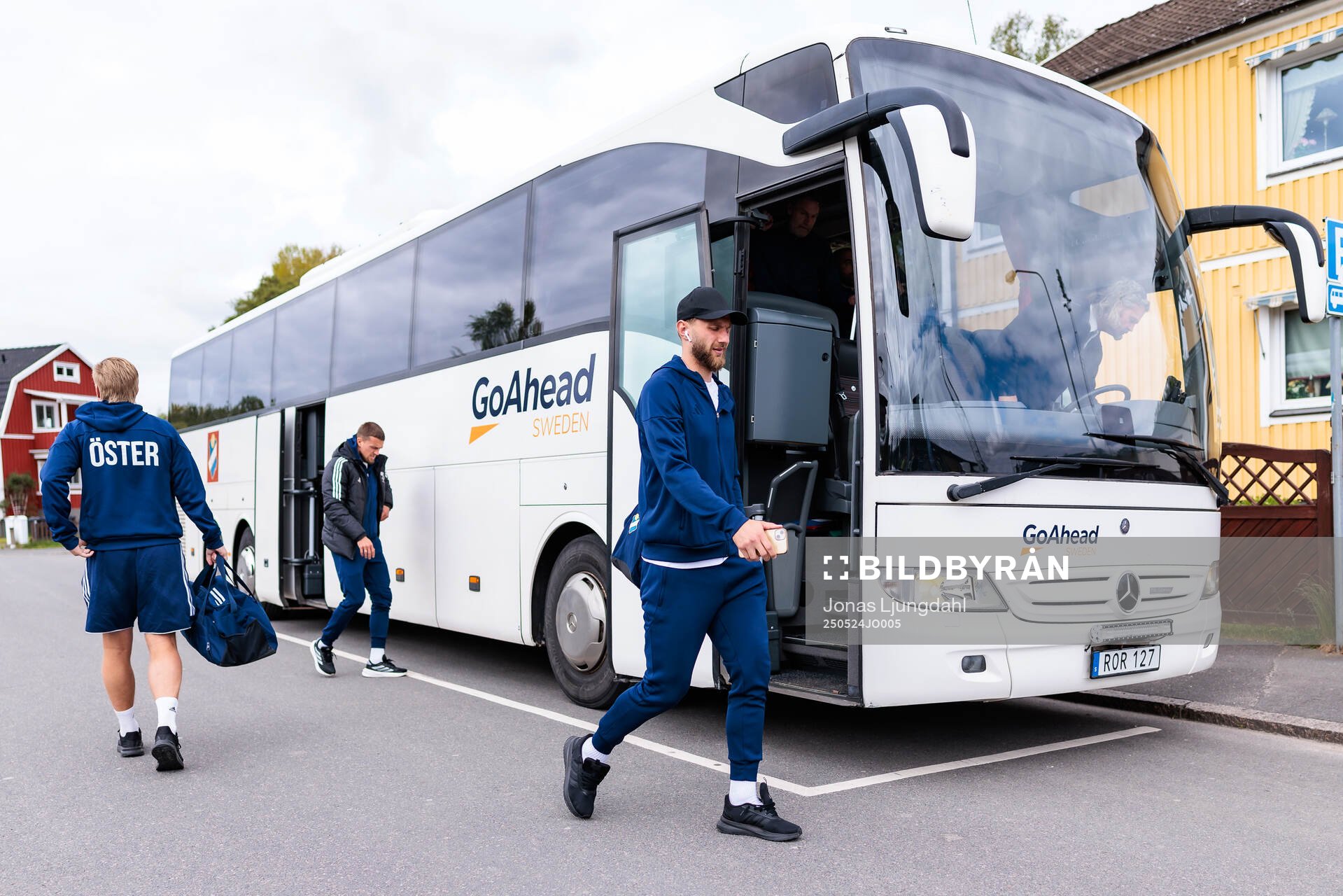 Östers spelare kliver av bussen