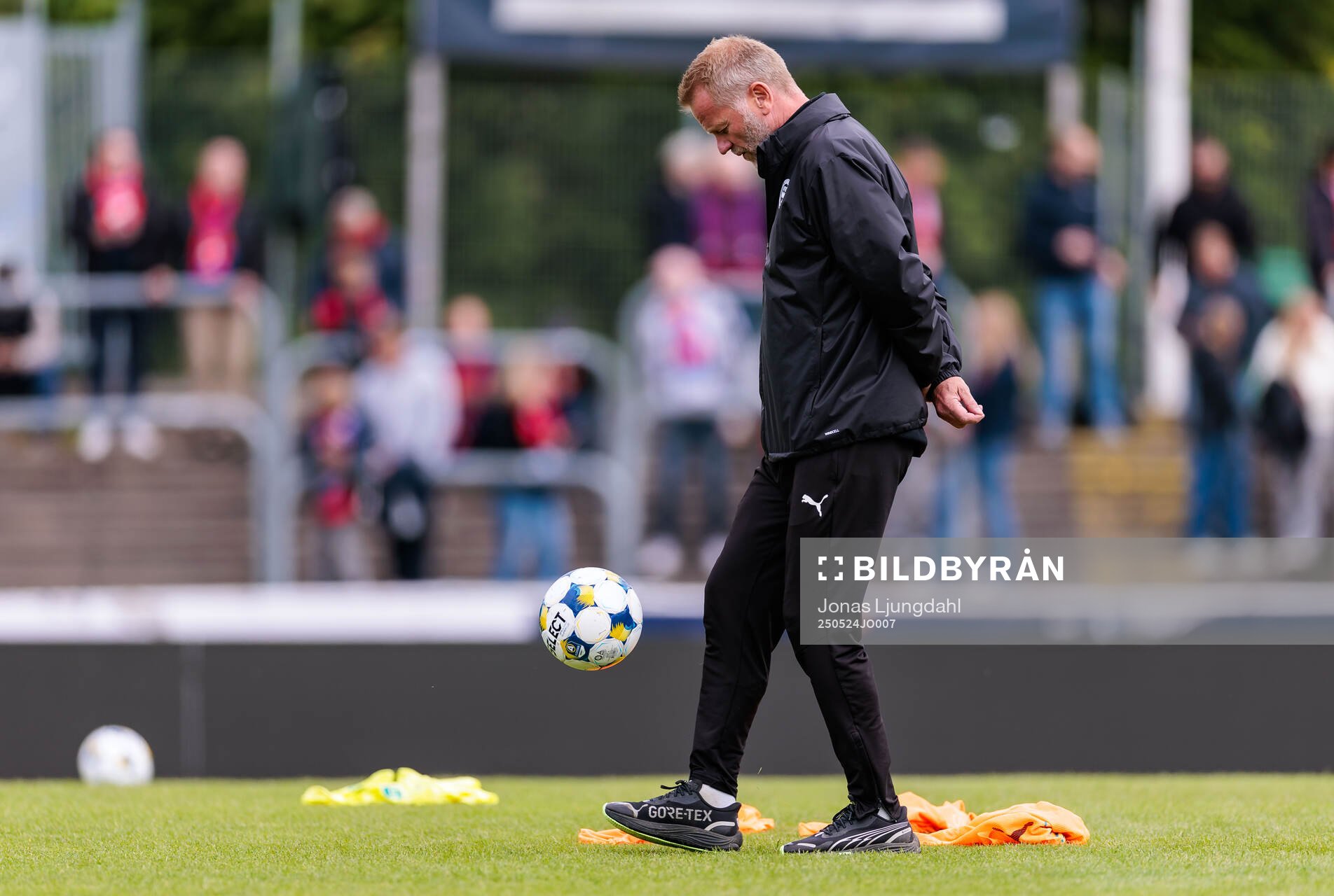 Värnamos tränare Arne Sandstö inför fotbollsmatchen i Allsvenskan mellan Värnamo och Öster den 24 maj 2025 i Värnamo. 