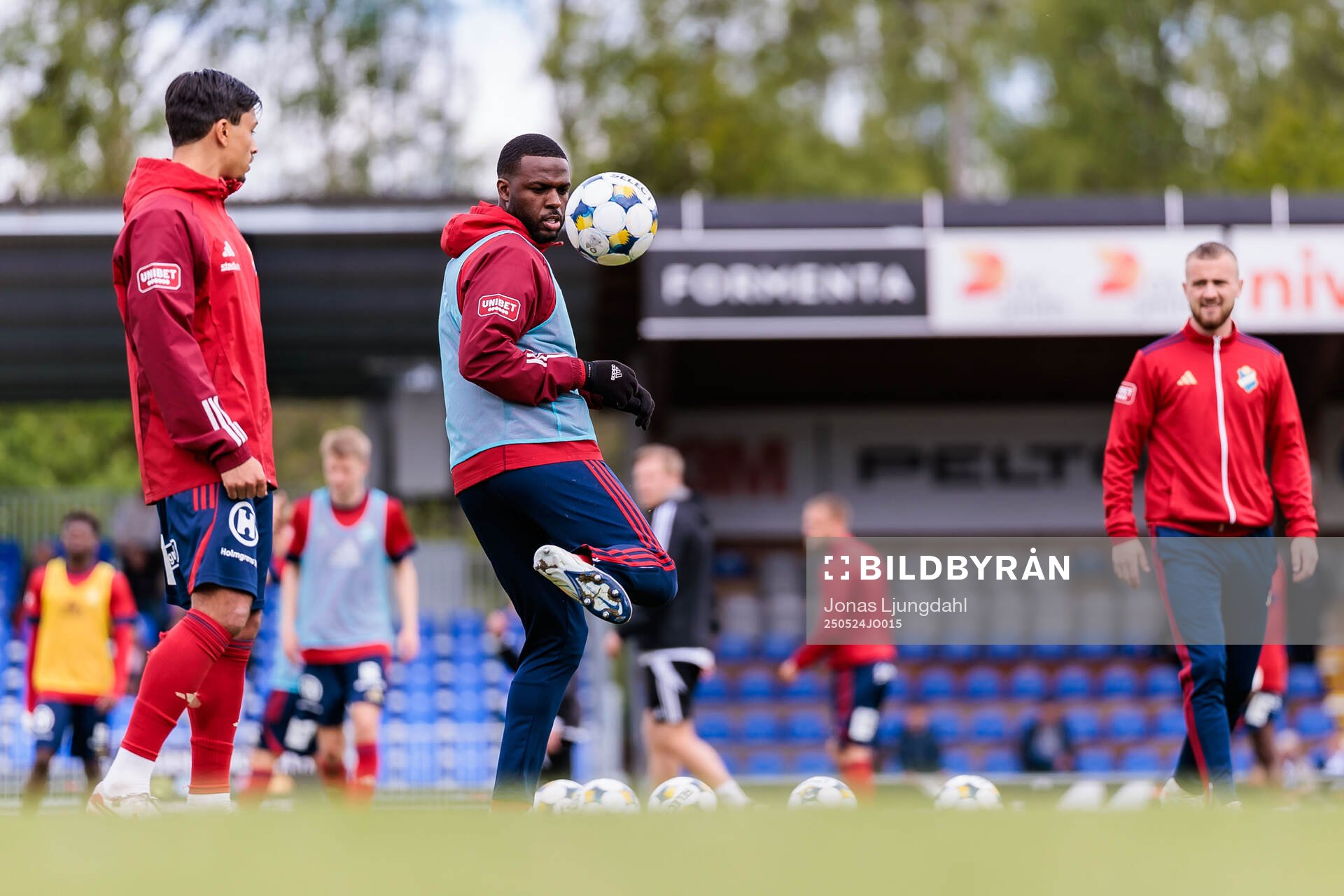 Östers Christian Kouakou inför fotbollsmatchen i Allsvenskan mellan Värnamo och Öster den 24 maj 2025 i Värnamo. 
